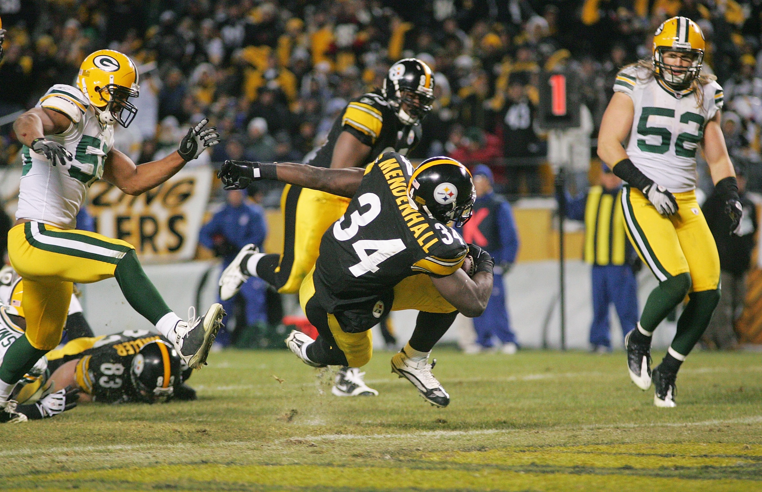 PITTSBURGH - DECEMBER 20: Rashard Mendenhall #34 of the Pittsburgh Steelers runs in for the touchdown in front of Brad Jones #59 and Clay Matthews #52 of the Green Bay Packers during the game on December 20, 2009 at Heinz Field in Pittsburgh, Pennsylvania PITTSBURGH - DECEMBER 20: Rashard Mendenhall #34 of the Pittsburgh Steelers runs in for the touchdown in front of Brad Jones #59 and Clay Matthews #52 of the Green Bay Packers during the game on December 20, 2009 at Heinz Field in Pittsburgh, Pennsylvania