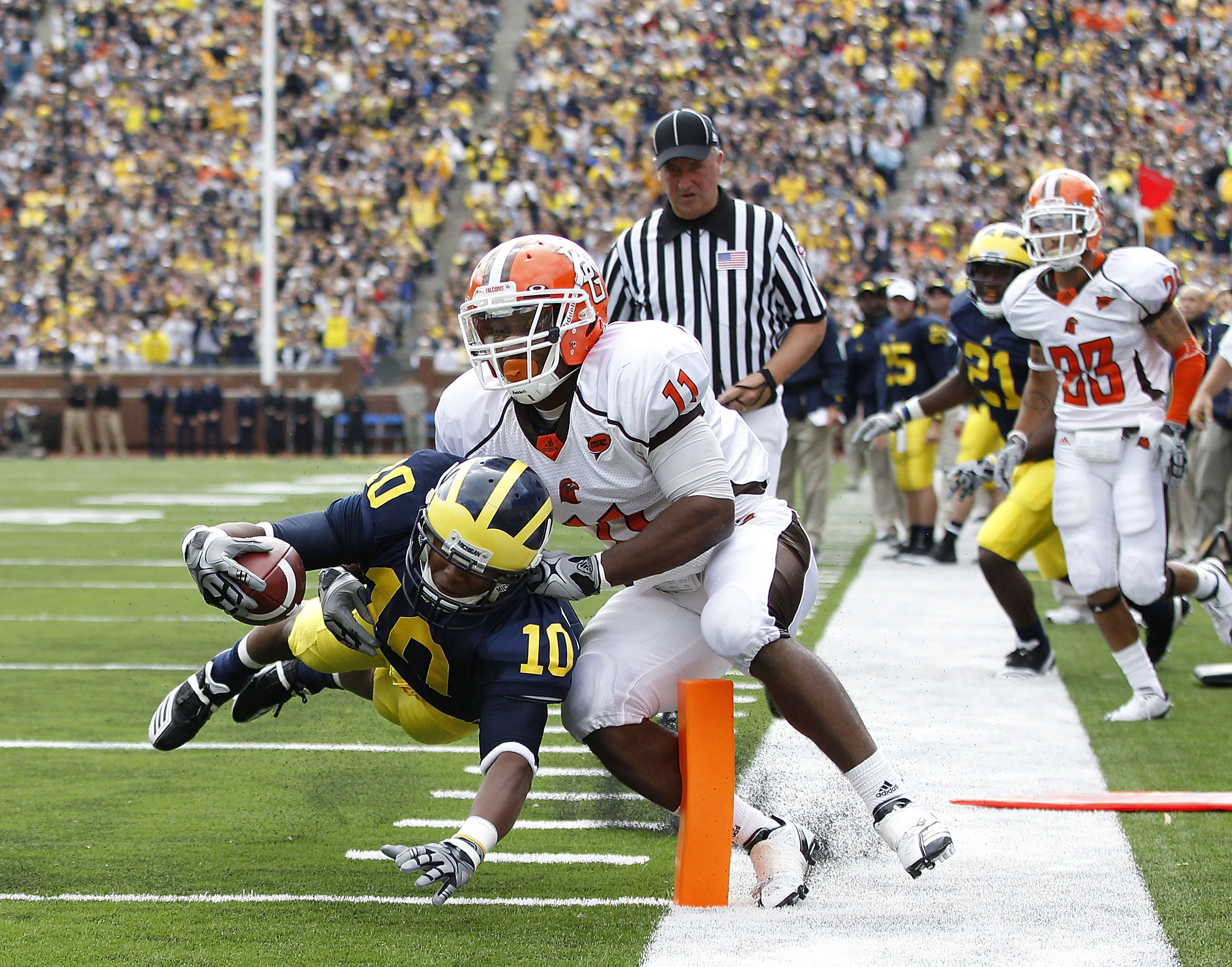 ANN ARBOR, MI - SEPTEMBER 25: Jeremy Gallon #10 of the Michigan Wolverines runs 11 yards for a first quarter touchdown as Jovan Leacock #11 of Bowling Green attempts to make the stop on September 25, 2010 at Michigan Stadium in Ann Arbor, Michigan.  (Phot