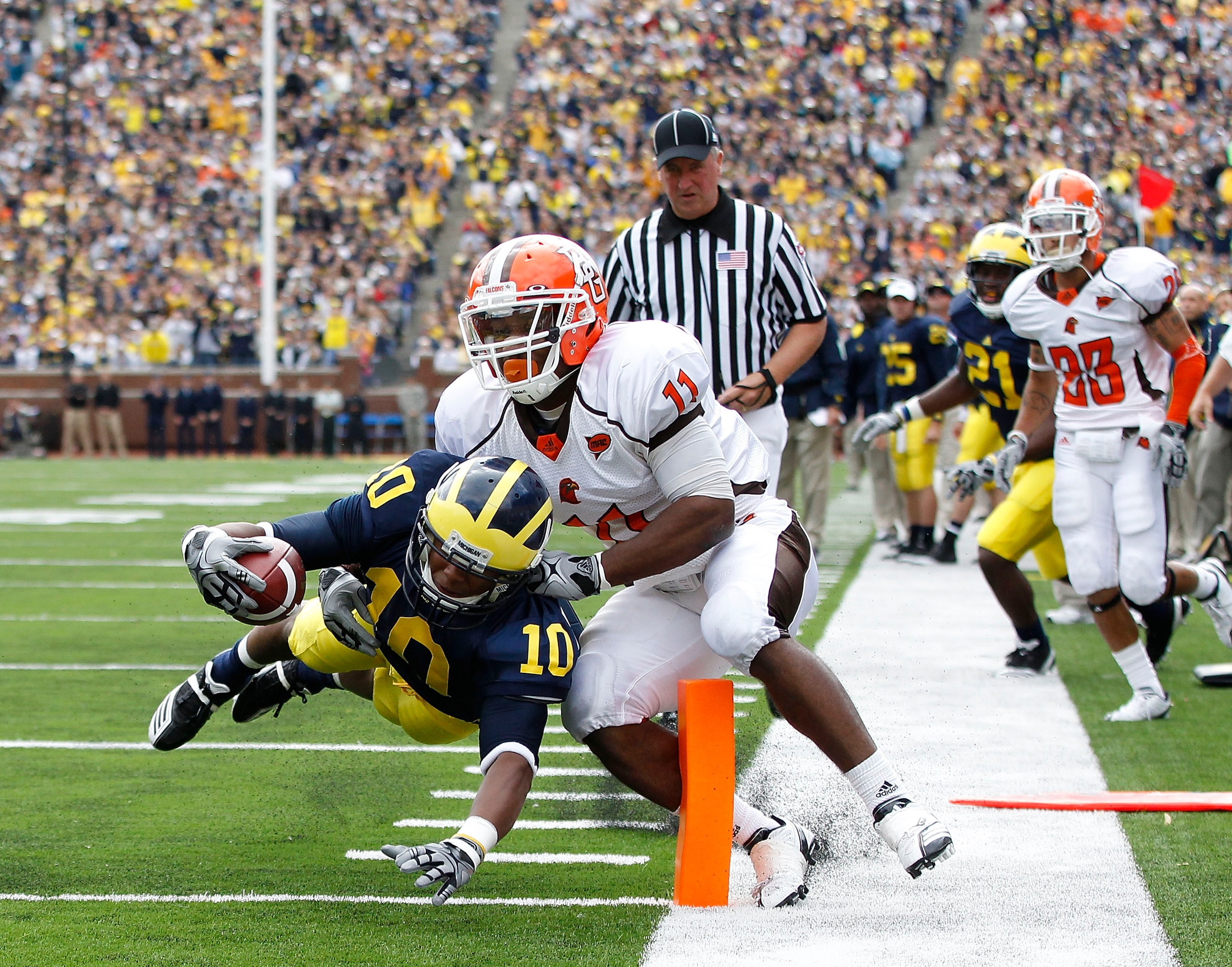ANN ARBOR, MI - SEPTEMBER 25: Jeremy Gallon #10 of the Michigan Wolverines runs 11 yards for a first quarter touchdown as Jovan Leacock #11 of Bowling Green attempts to make the stop on September 25, 2010 at Michigan Stadium in Ann Arbor, Michigan.  (Phot