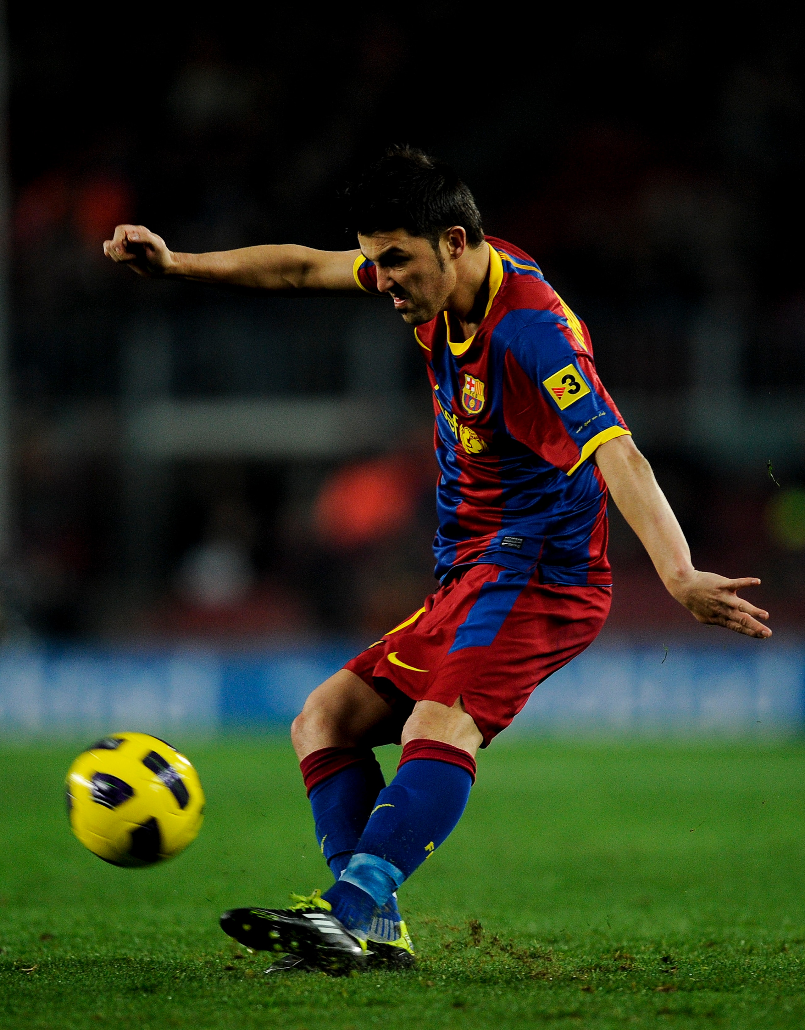 BARCELONA, SPAIN - JANUARY 26:  David Villa of Barcelona passes the ball during the Copa del Rey Semi Final First Leg match between Barcelona and Almeria at Camp Nou on January 26, 2011 in Barcelona, Spain. Barcelona won 5-0.  (Photo by David Ramos/Getty 