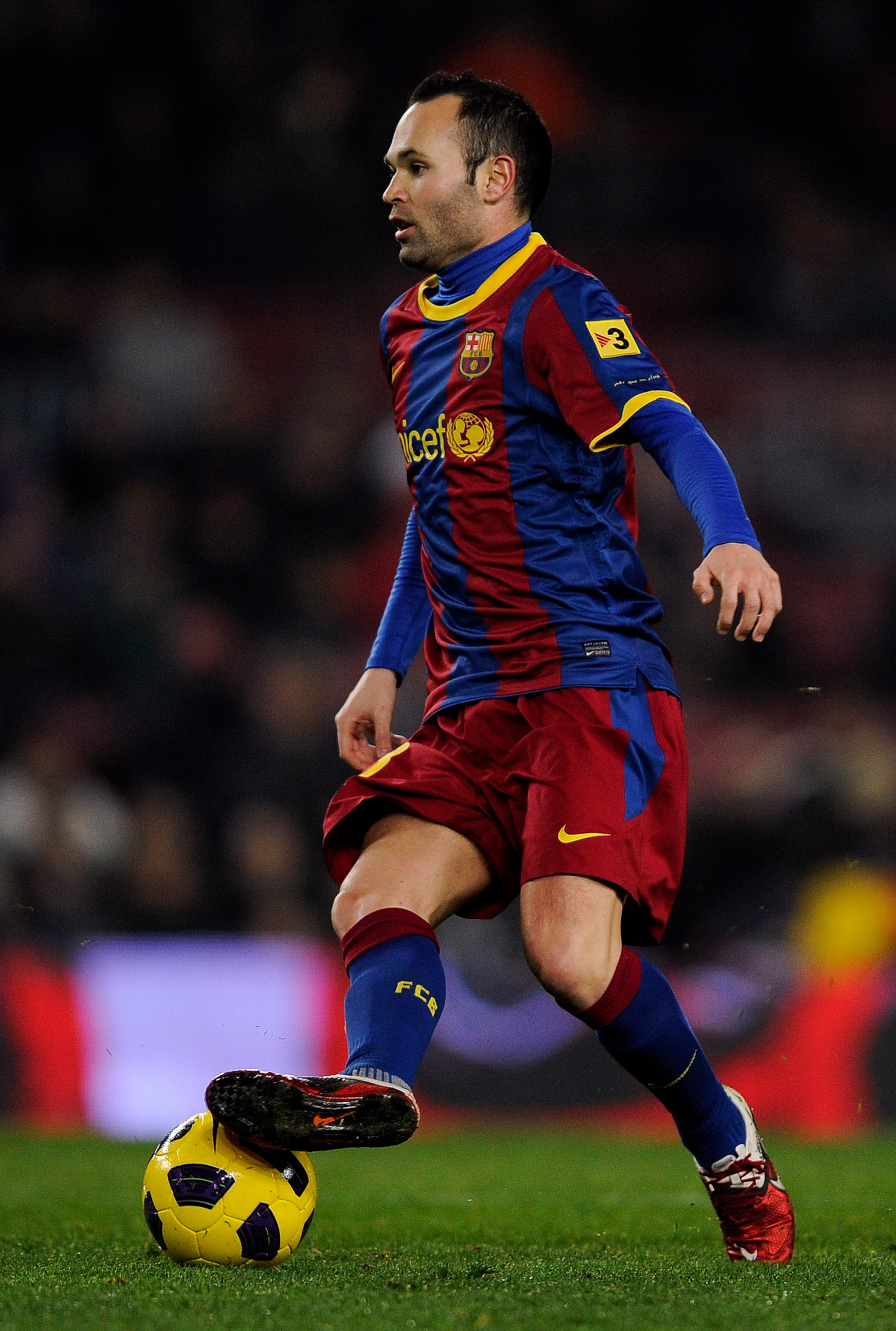 BARCELONA, SPAIN - JANUARY 26:  Andres Iniesta of Barcelona controls the ball during the Copa del Rey Semi Final First Leg match between Barcelona and Almeria at Camp Nou on January 26, 2011 in Barcelona, Spain. Barcelona won 5-0.  (Photo by David Ramos/G
