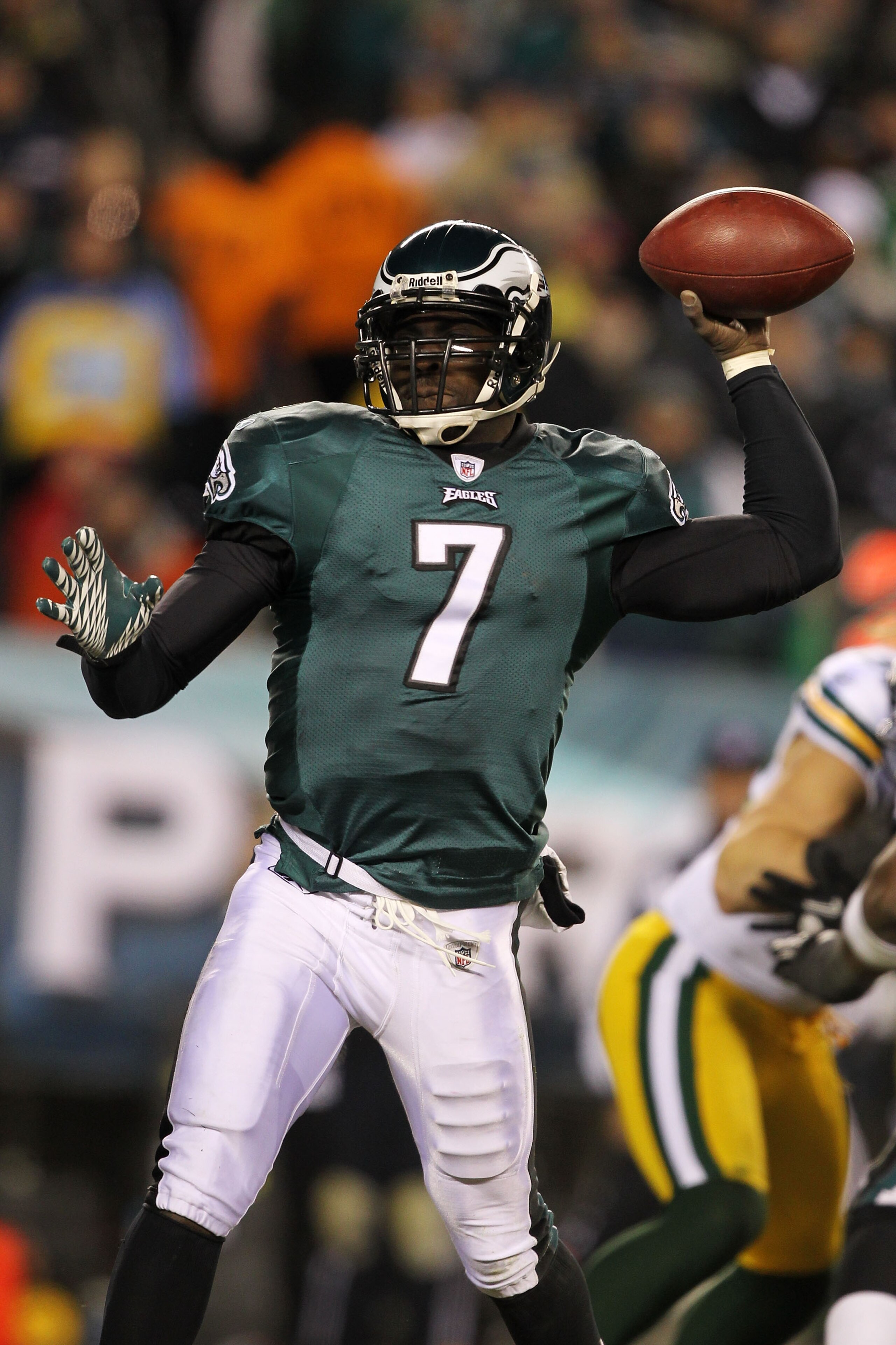 PHILADELPHIA, PA - JANUARY 09:  Michael Vick #7 of the Philadelphia Eagles scrambles against the Green Bay Packers during the 2011 NFC wild card playoff game at Lincoln Financial Field on January 9, 2011 in Philadelphia, Pennsylvania.  (Photo by Al Bello/