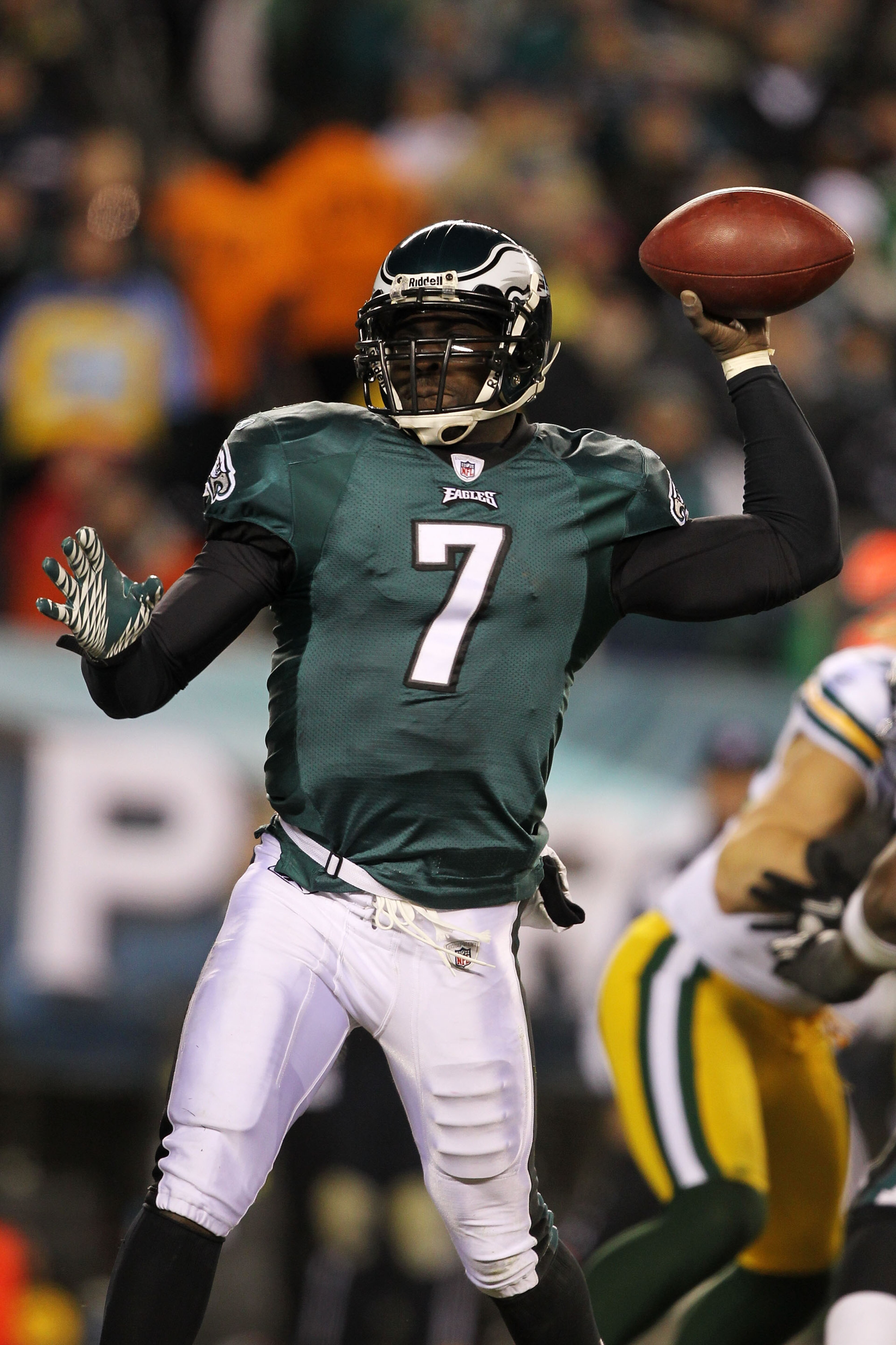 PHILADELPHIA, PA - JANUARY 09: Michael Vick #7 of the Philadelphia Eagles scrambles against the Green Bay Packers during the 2011 NFC wild card playoff game at Lincoln Financial Field on January 9, 2011 in Philadelphia, Pennsylvania. (Photo by Al Bello/ PHILADELPHIA, PA - JANUARY 09: Michael Vick #7 of the Philadelphia Eagles scrambles against the Green Bay Packers during the 2011 NFC wild card playoff game at Lincoln Financial Field on January 9, 2011 in Philadelphia, Pennsylvania. (Photo by Al Bello/