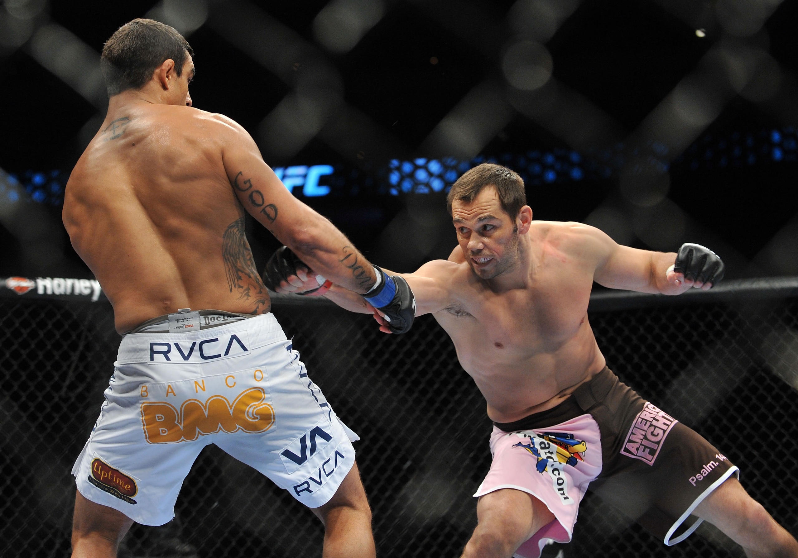 DALLAS - SEPTEMBER 19: UFC fighter Vitor Belfort (L) battles UFC fighter Rich Franklin (R) during their Catch weight bout at UFC 103: Franklin vs. Belfort at the American Airlines Center on September 19, 2009 in Dallas, Texas. (Photo by Jon Kopaloff/Ge DALLAS - SEPTEMBER 19: UFC fighter Vitor Belfort (L) battles UFC fighter Rich Franklin (R) during their Catch weight bout at UFC 103: Franklin vs. Belfort at the American Airlines Center on September 19, 2009 in Dallas, Texas. (Photo by Jon Kopaloff/Ge