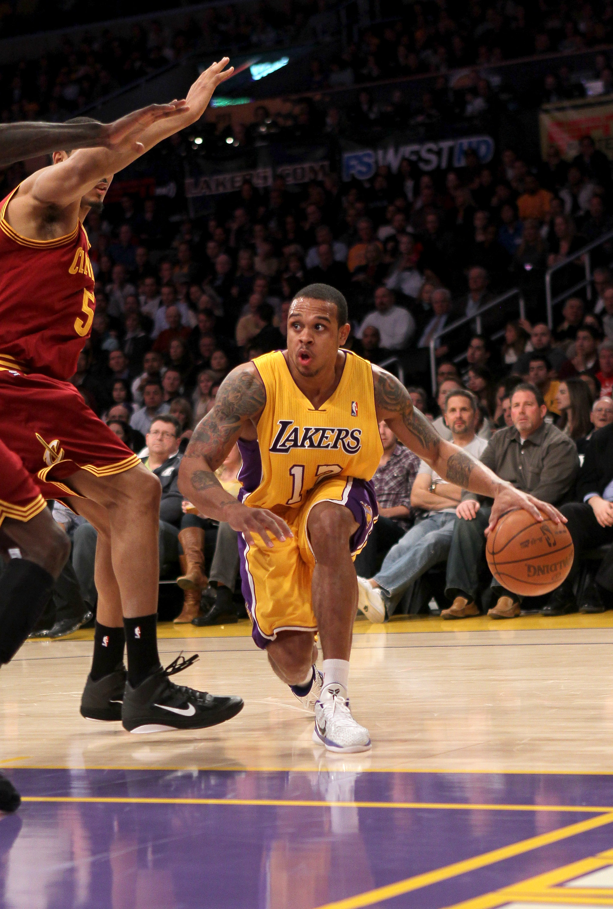 LOS ANGELES, CA - JANUARY 11:  Shannon Brown #12 of the Los Angeles Lakers drives against the Cleveland Cavaliers at Staples Center on January 11, 2011 in Los Angeles, California.  The Lakers won 112-57.  NOTE TO USER: User expressly acknowledges and agre