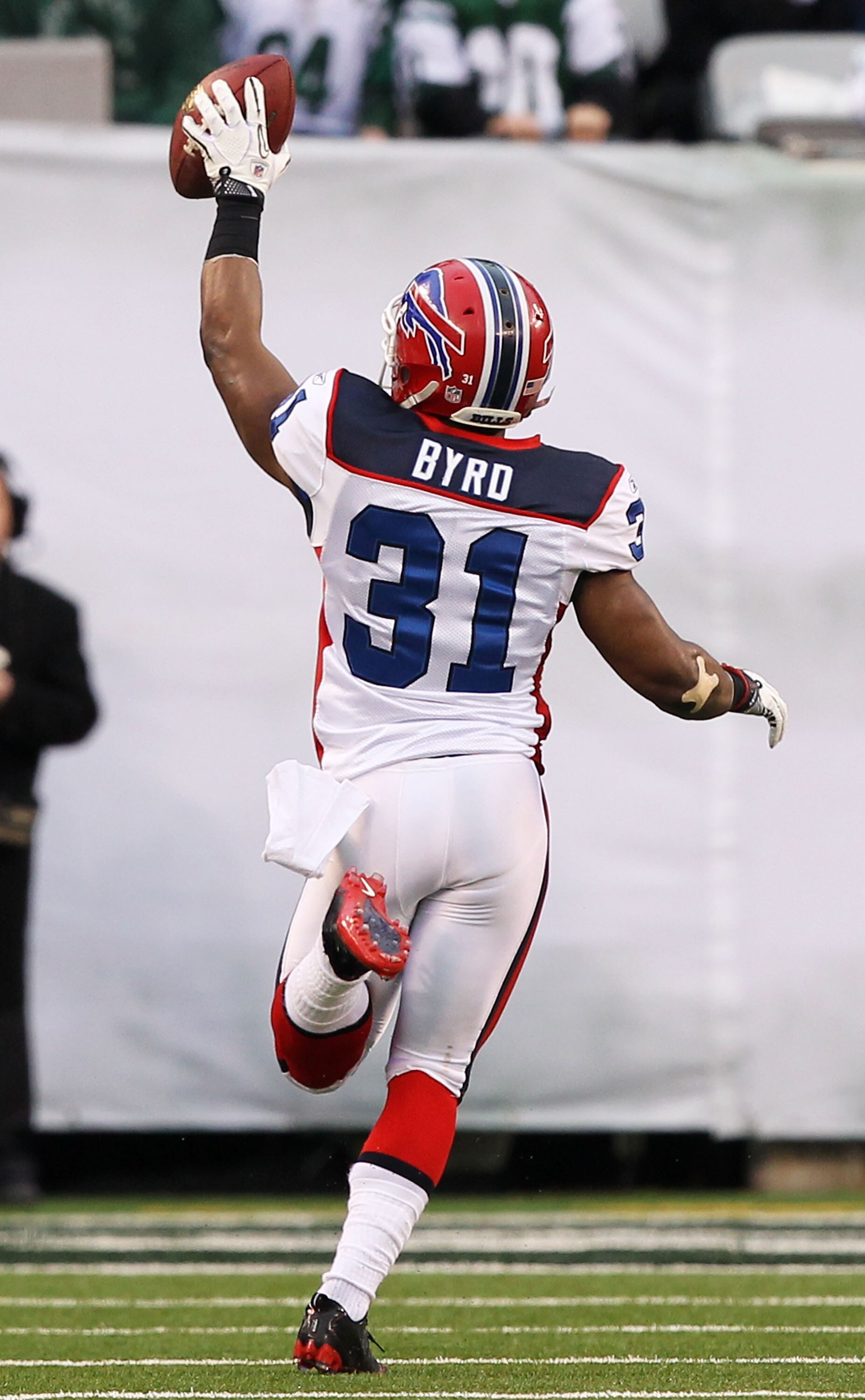 EAST RUTHERFORD, NJ - JANUARY 02:  Jairus Byrd #31 runs for a touchdown after intercepting a pass intended for Joe McKnight #25 of the New York Jets at New Meadowlands Stadium on January 2, 2011 in East Rutherford, New Jersey.  (Photo by Al Bello/Getty Im