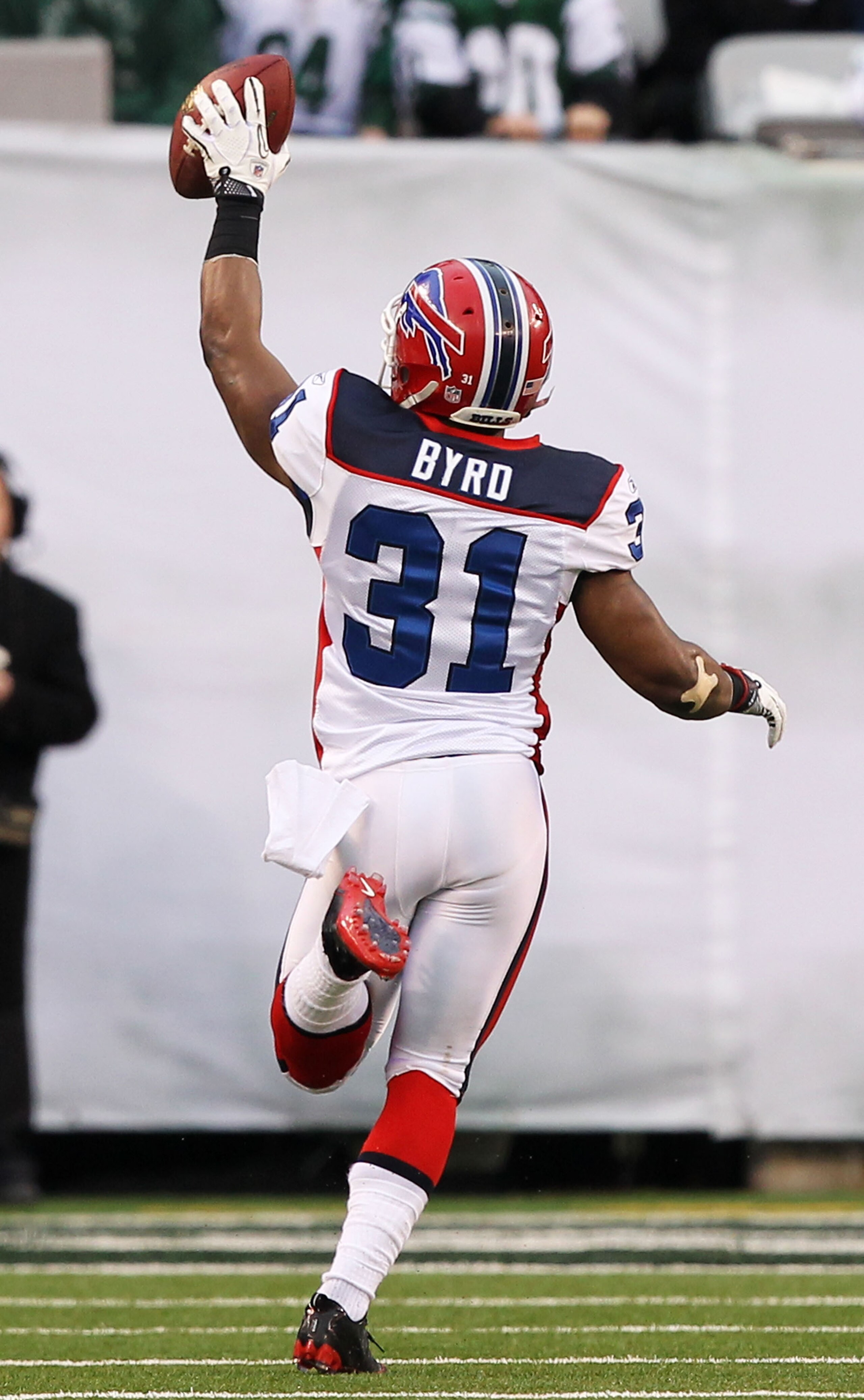 EAST RUTHERFORD, NJ - JANUARY 02:  Jairus Byrd #31 runs for a touchdown after intercepting a pass intended for Joe McKnight #25 of the New York Jets at New Meadowlands Stadium on January 2, 2011 in East Rutherford, New Jersey.  (Photo by Al Bello/Getty Im