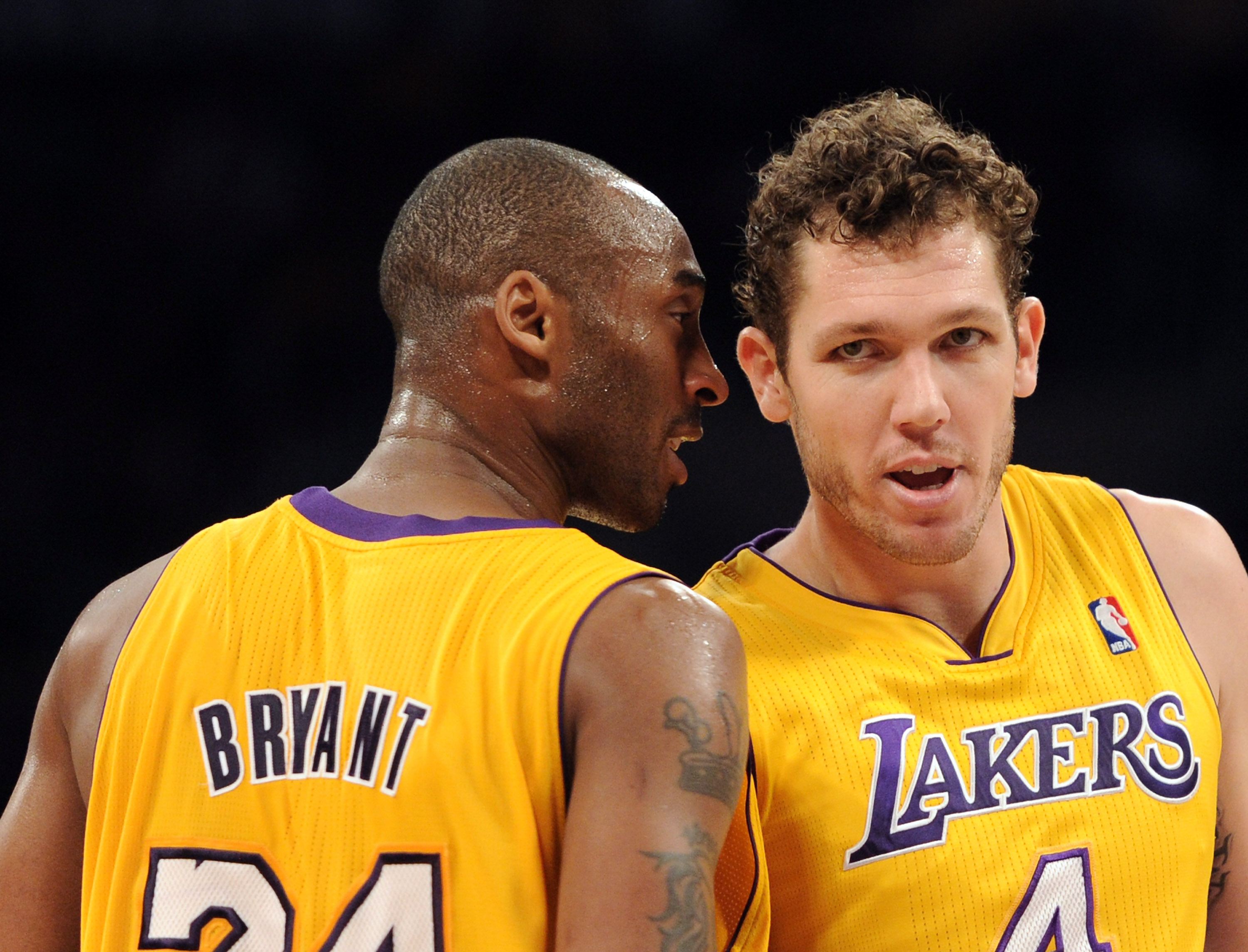 LOS ANGELES, CA - JANUARY 04:  Kobe Bryant #24 of the Los Angeles Lakers and Luke Walton #4 talk during the game against the Detroit Pistons at the Staples Center on January 4, 2011 in Los Angeles, California. NOTE TO USER: User expressly acknowledges and