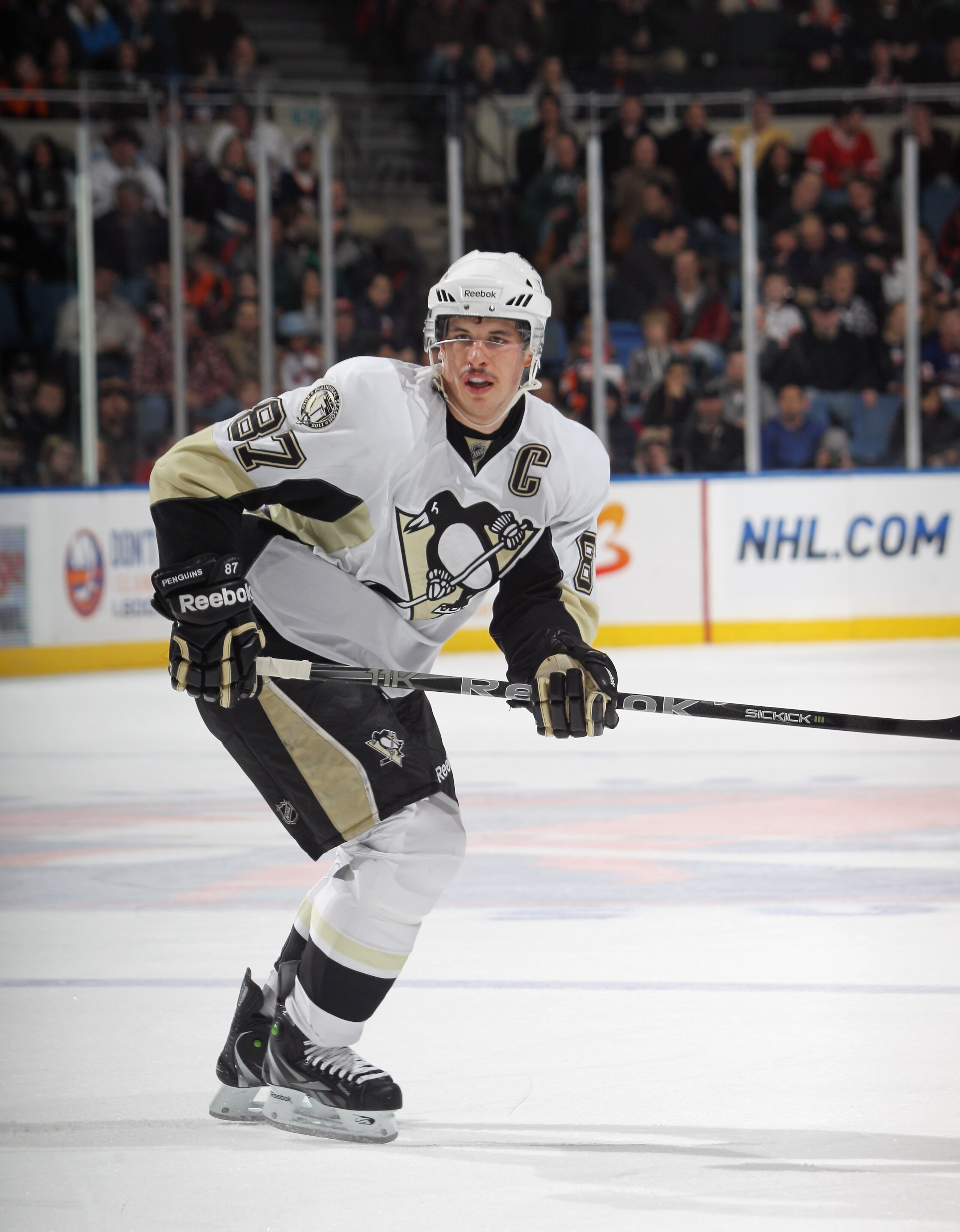 UNIONDALE, NY - DECEMBER 29:  Sidney Crosby #87 of the Pittsburgh Penguins skates against the New York Islanders at the Nassau Coliseum on December 29, 2010 in Uniondale, New York.  (Photo by Bruce Bennett/Getty Images)