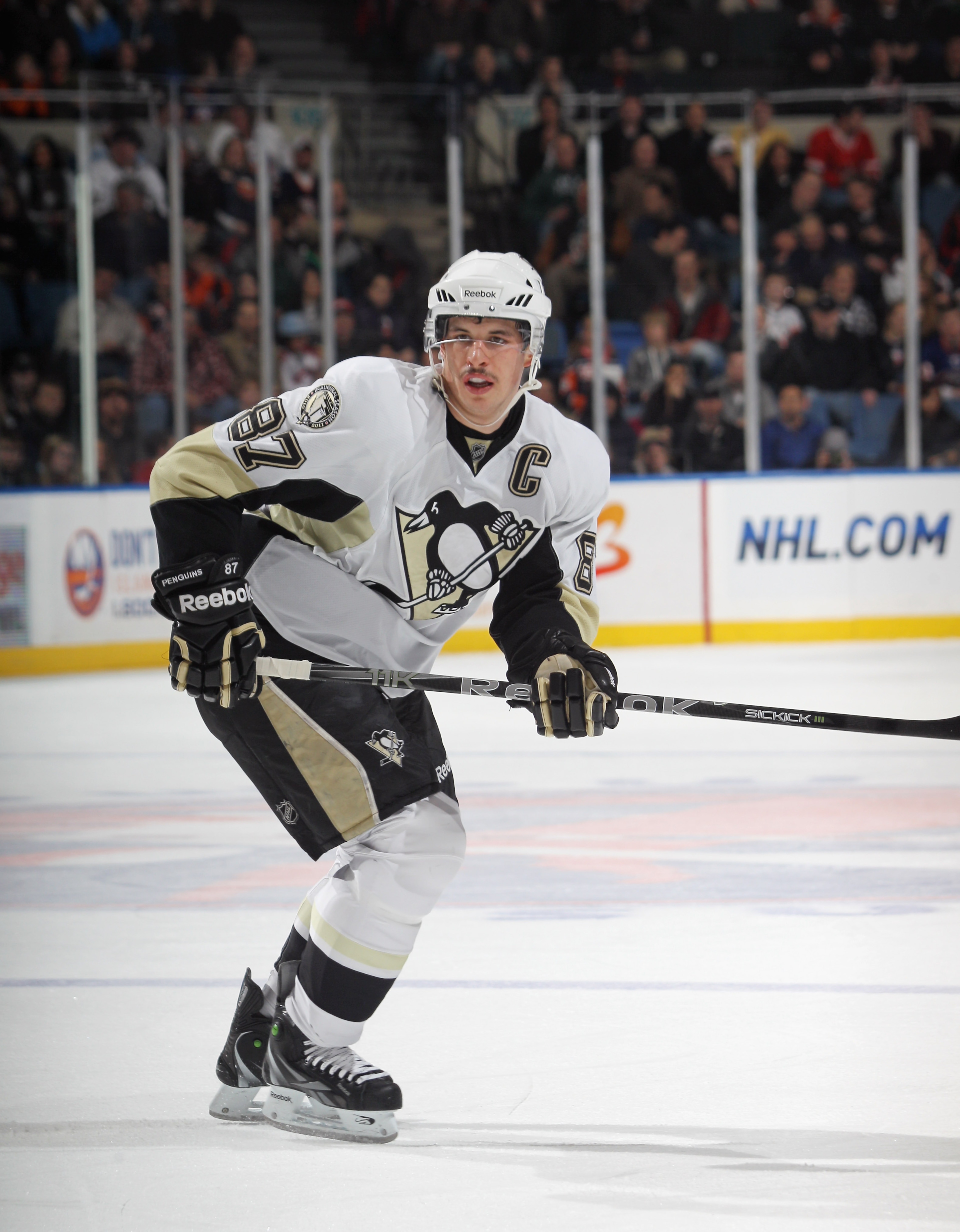 UNIONDALE, NY - DECEMBER 29:  Sidney Crosby #87 of the Pittsburgh Penguins skates against the New York Islanders at the Nassau Coliseum on December 29, 2010 in Uniondale, New York.  (Photo by Bruce Bennett/Getty Images)