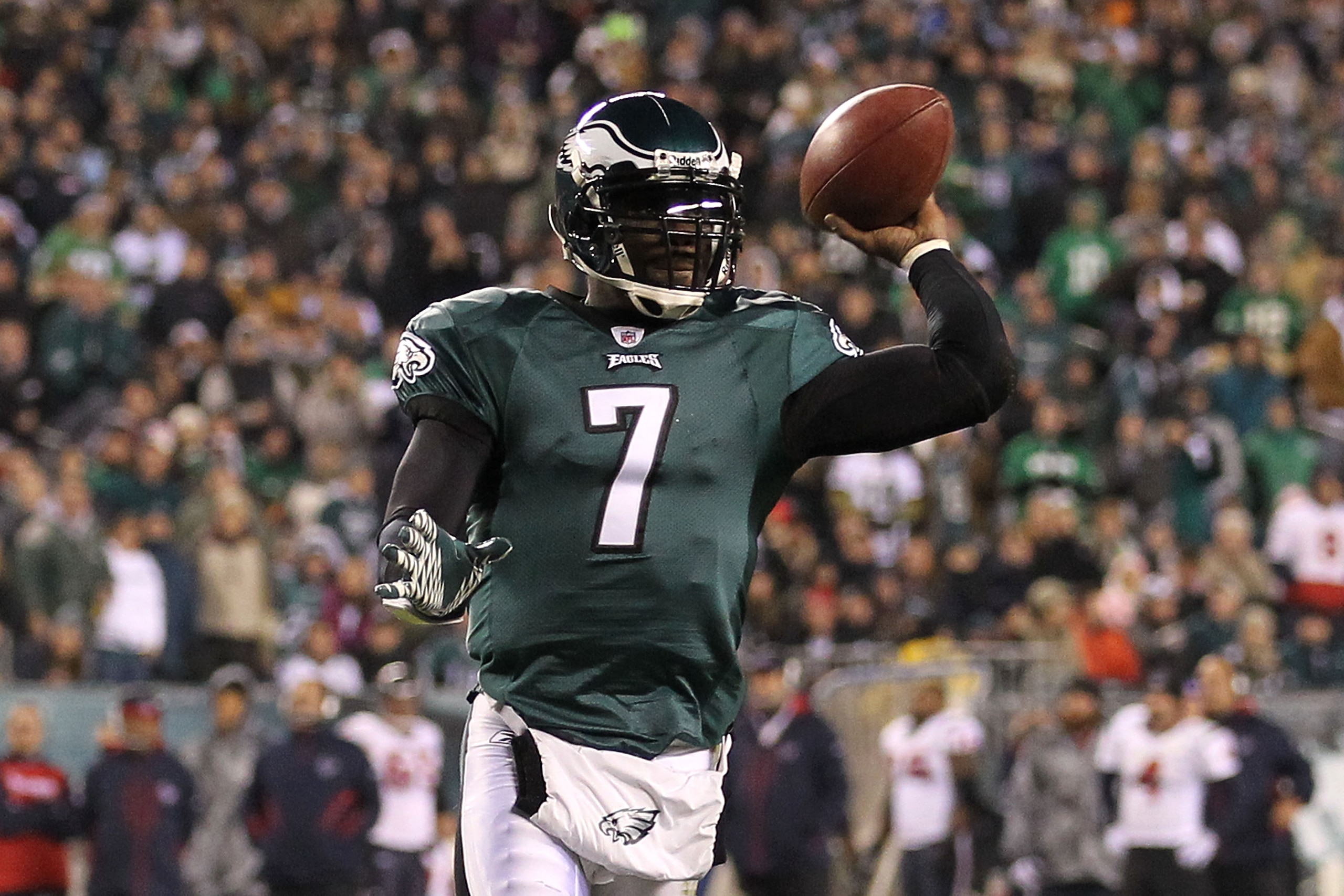 PHILADELPHIA, PA - DECEMBER 02:  Michael Vick #7 of the Philadelphia Eagles throws a 1-yard touchdown pass to Lesean Mccoy #25 in the first quarter against the Houston Texans at Lincoln Financial Field on December 2, 2010 in Philadelphia, Pennsylvania.  (