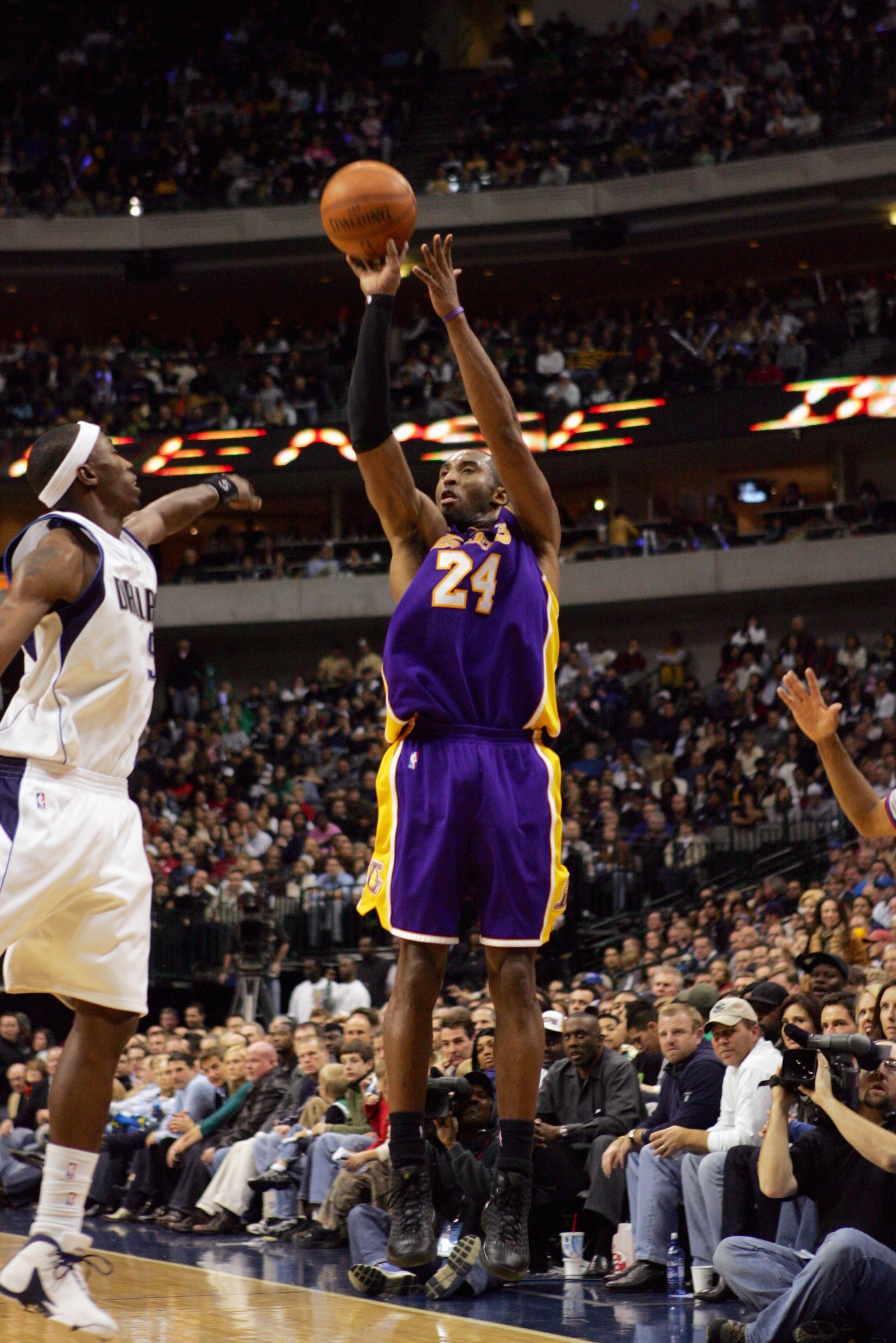 DALLAS - JANUARY 25: Kobe Bryant #24 of the Los Angeles Lakers shoots a jump shot over Josh Howard #5 of the Dallas Mavericks during the game at American Airlines Center on January 25, 2008 in Dallas, Texas. The Mavs won 112-105. NOTE TO USER: User exp DALLAS - JANUARY 25: Kobe Bryant #24 of the Los Angeles Lakers shoots a jump shot over Josh Howard #5 of the Dallas Mavericks during the game at American Airlines Center on January 25, 2008 in Dallas, Texas. The Mavs won 112-105. NOTE TO USER: User exp
