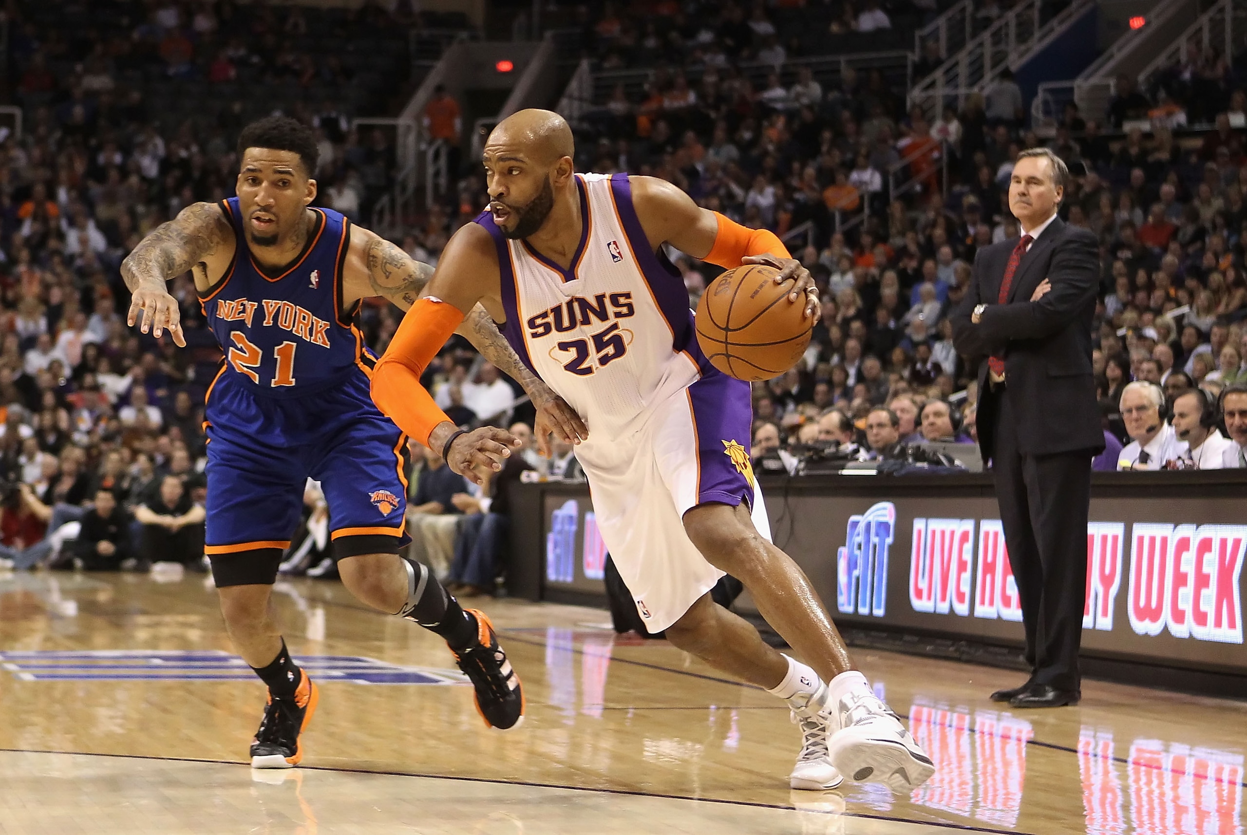 PHOENIX, AZ - JANUARY 07: Vince Carter #25 of the Phoenix Suns drives the ball against the New York Knicks during the NBA game at US Airways Center on January 7, 2011 in Phoenix, Arizona. NOTE TO USER: User expressly acknowledges and agrees that, by dow PHOENIX, AZ - JANUARY 07: Vince Carter #25 of the Phoenix Suns drives the ball against the New York Knicks during the NBA game at US Airways Center on January 7, 2011 in Phoenix, Arizona. NOTE TO USER: User expressly acknowledges and agrees that, by dow