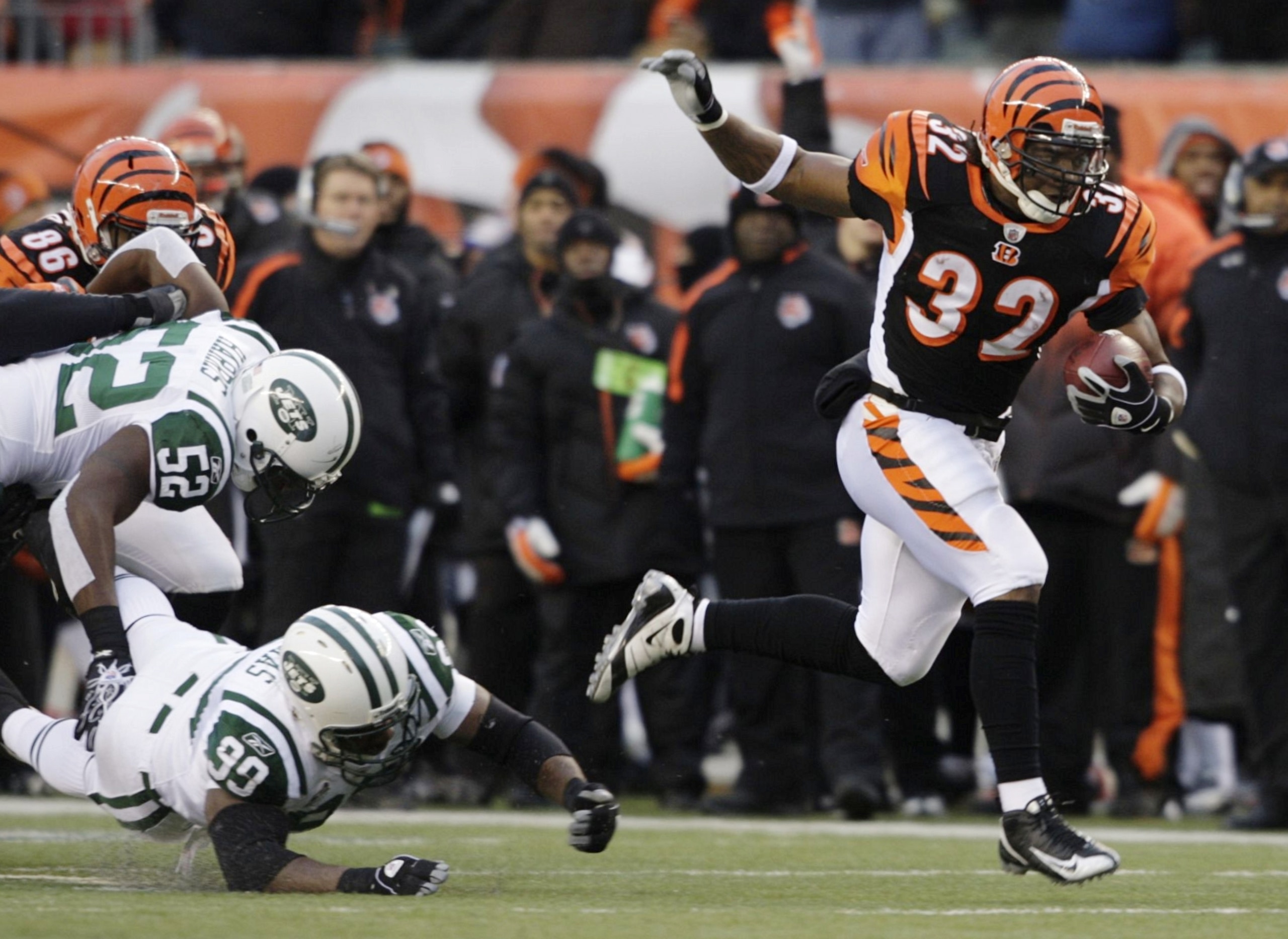 CINCINNATI - JANUARY 9:  Running back Cedric Benson #32 of the Cincinnati Bengals runs with the ball against the New York Jets during the 2010 AFC wild-card playoff game at Paul Brown Stadium on January 9, 2010 in Cincinnati, Ohio. (Photo by Andy Lyons/Ge