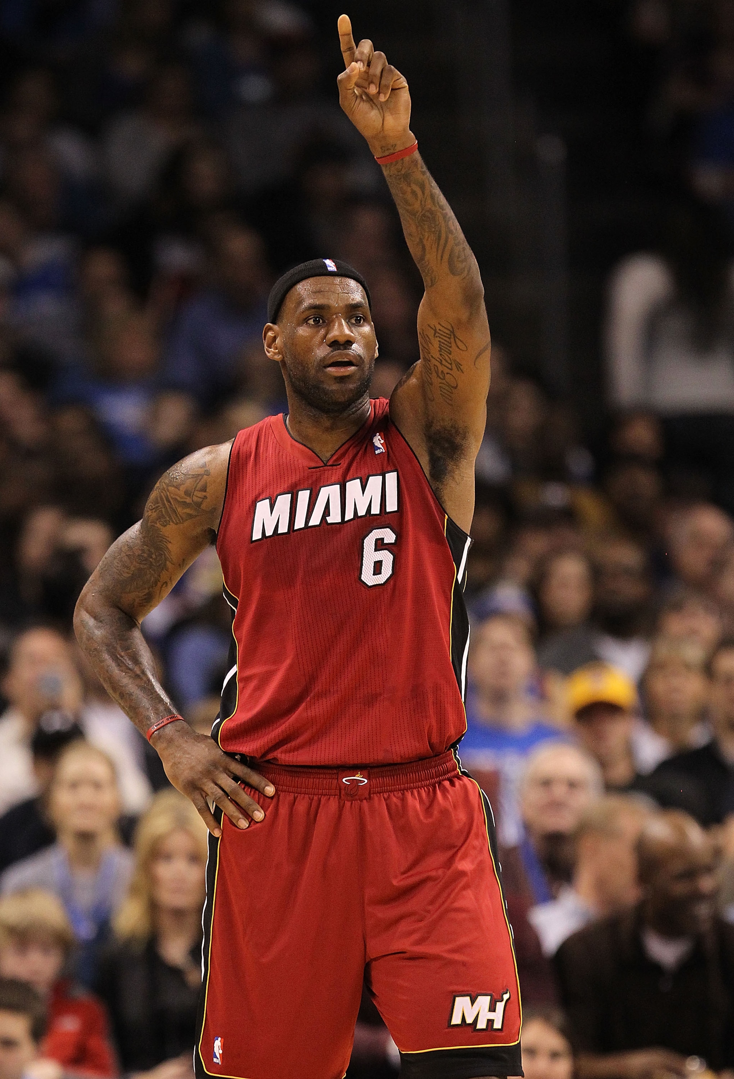 OKLAHOMA CITY, OK - JANUARY 30:  Forward LeBron James #6 of the Miami Heat at Ford Center on January 30, 2011 in Oklahoma City, Oklahoma.  NOTE TO USER: User expressly acknowledges and agrees that, by downloading and or using this photograph, User is cons
