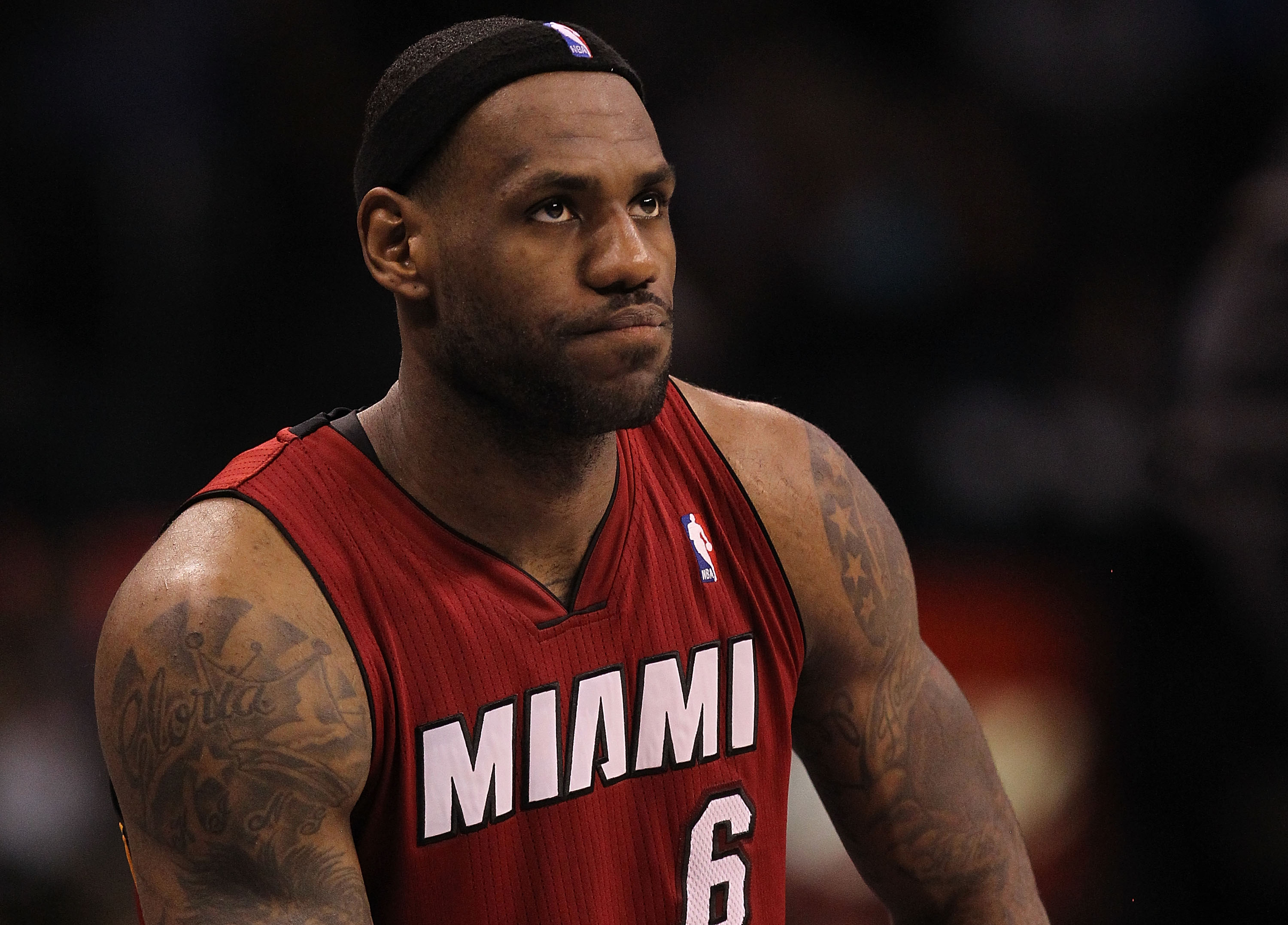 OKLAHOMA CITY, OK - JANUARY 30:  Forward LeBron James #6 of the Miami Heat at Ford Center on January 30, 2011 in Oklahoma City, Oklahoma.  NOTE TO USER: User expressly acknowledges and agrees that, by downloading and or using this photograph, User is cons