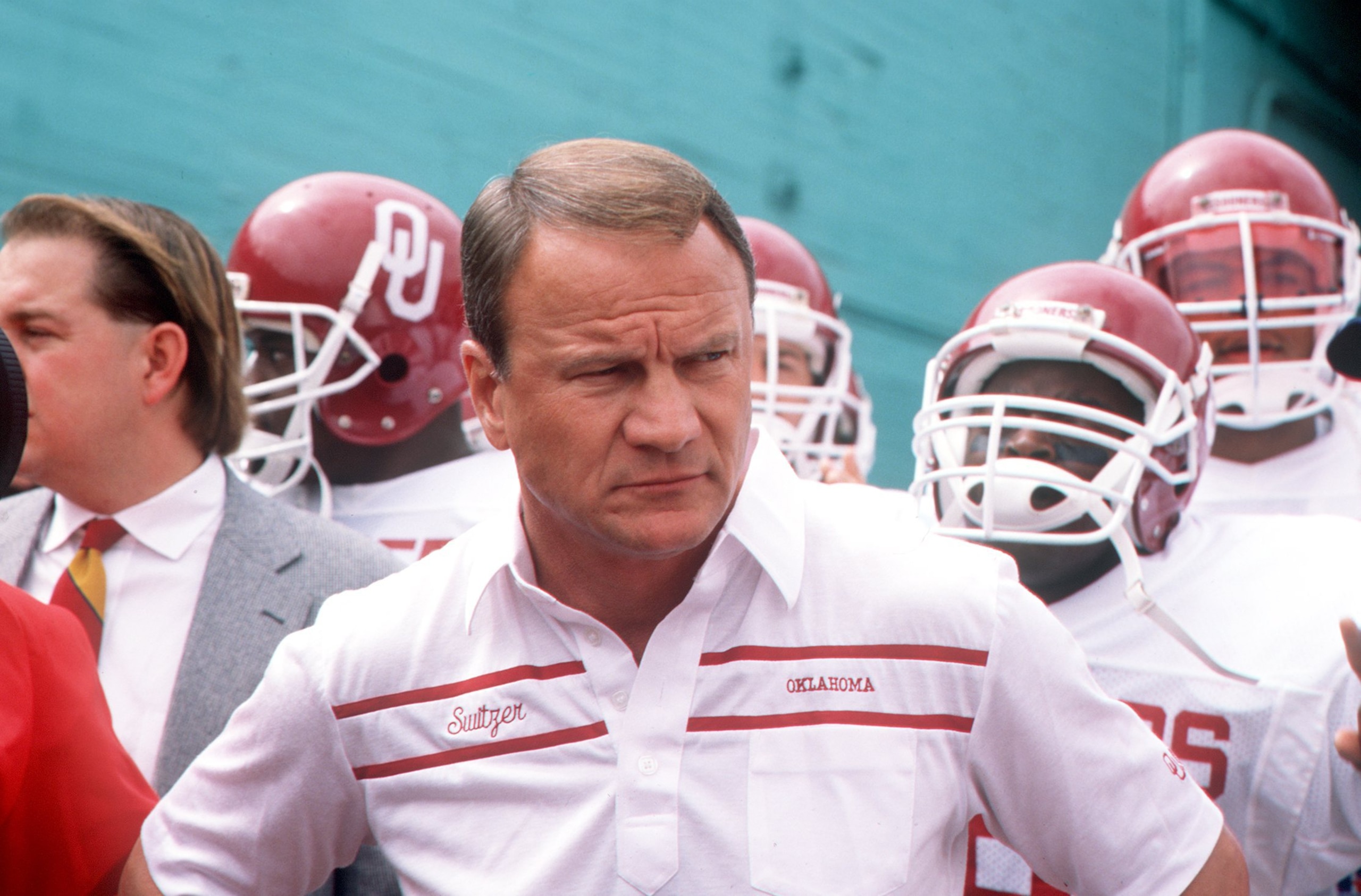24 SEP 1988:  UNIVERSITY OF OKLAHOMA FOOTBALL COACH BARRY SWITZER WITH HIS TEAM BEFORE THE SOONERS 23-7 LOSS TO THE USC TROJANS.  Mandatory Credit: STEPHEN DUNN/ALLSPORT