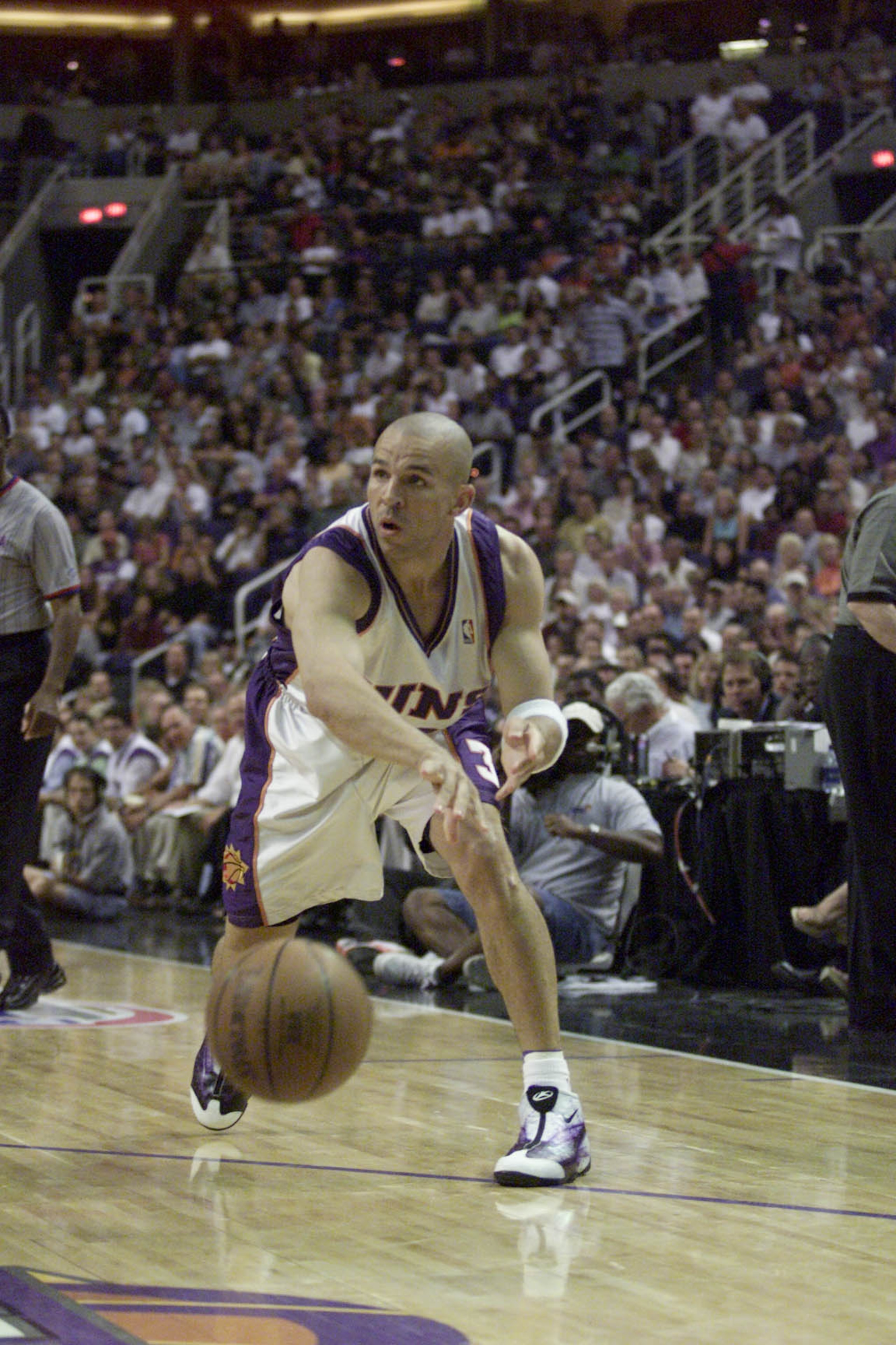 2 May 2001:  Jason Kidd #32 of the Phoenix Suns in action against the Sacramento Kings in game four of round one of the NBA playoffs at the America West Arena in Phoenix, Arizona.  The Kings won 89-82 to take the series 3 games to 1.  DIGITAL IMAGE.  Mand