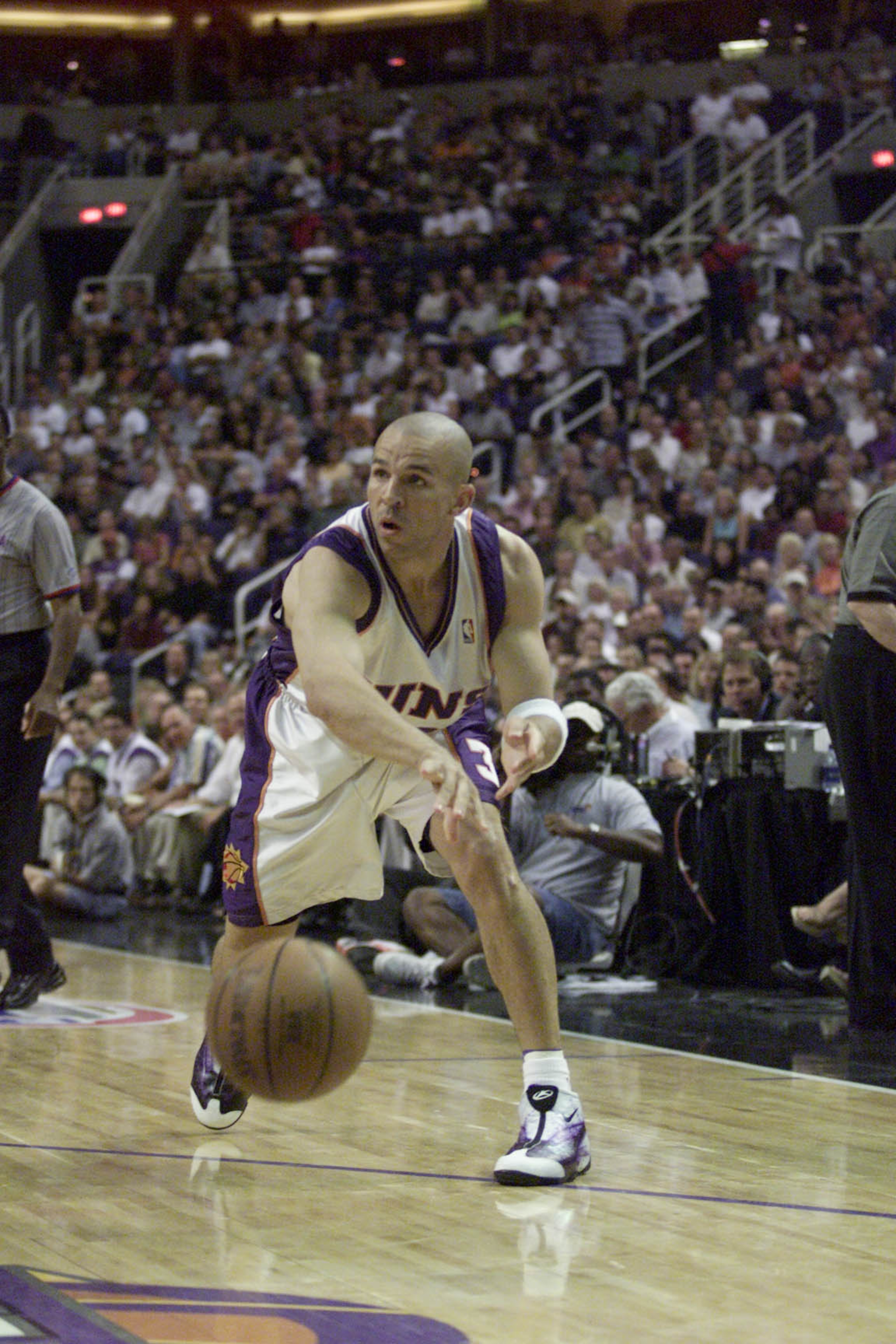 2 May 2001:  Jason Kidd #32 of the Phoenix Suns in action against the Sacramento Kings in game four of round one of the NBA playoffs at the America West Arena in Phoenix, Arizona.  The Kings won 89-82 to take the series 3 games to 1.  DIGITAL IMAGE.  Mand