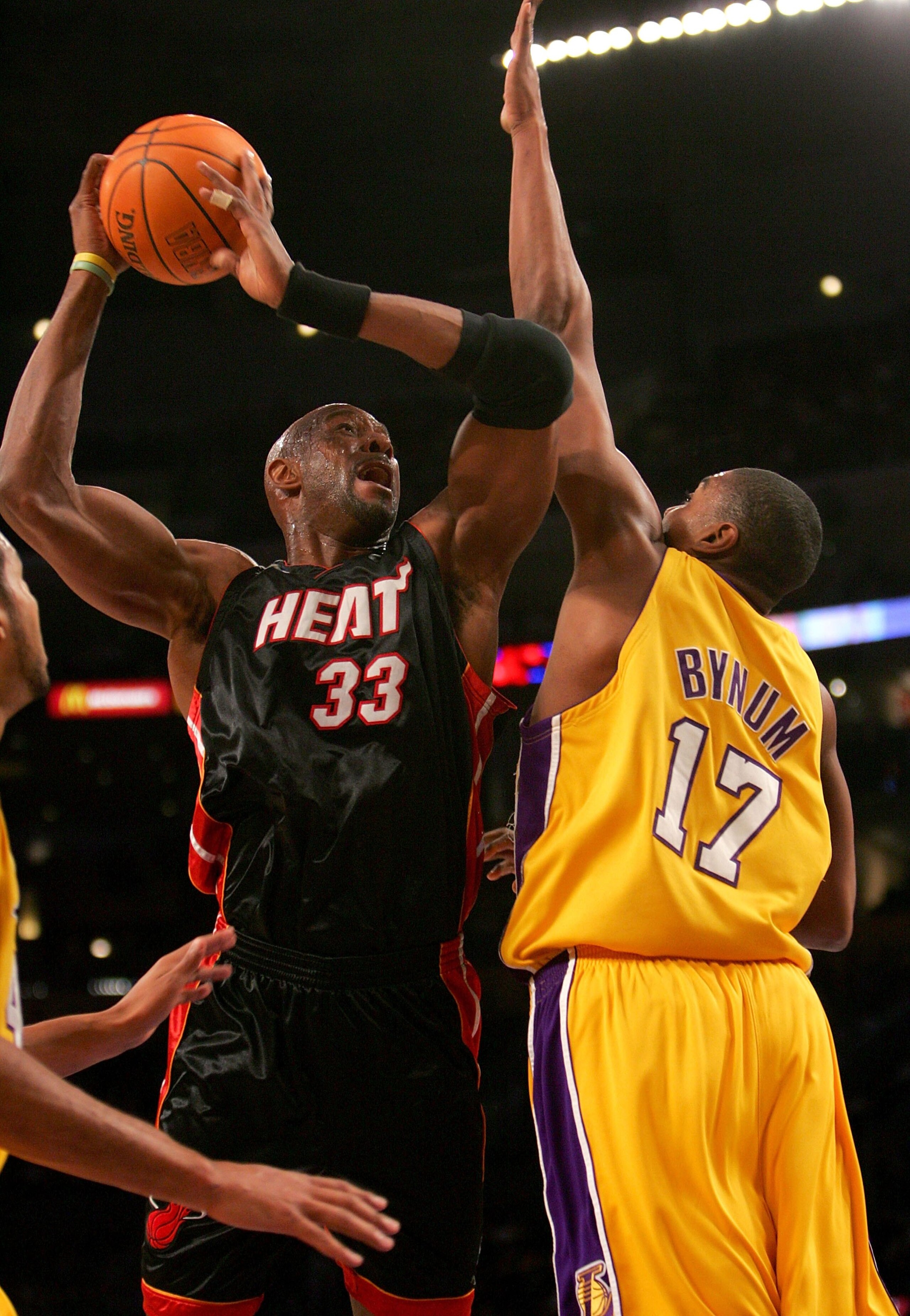 LOS ANGELES - JANUARY 15:  Alonzo Mourning #33 of the Miami Heat shoots over Andrew Bynum #17 of the Los Angeles Lakers at Staples Center January 15, 2007 in Los Angeles, California. NOTE TO USER: User expressly acknowledges and agrees that, by downloadin