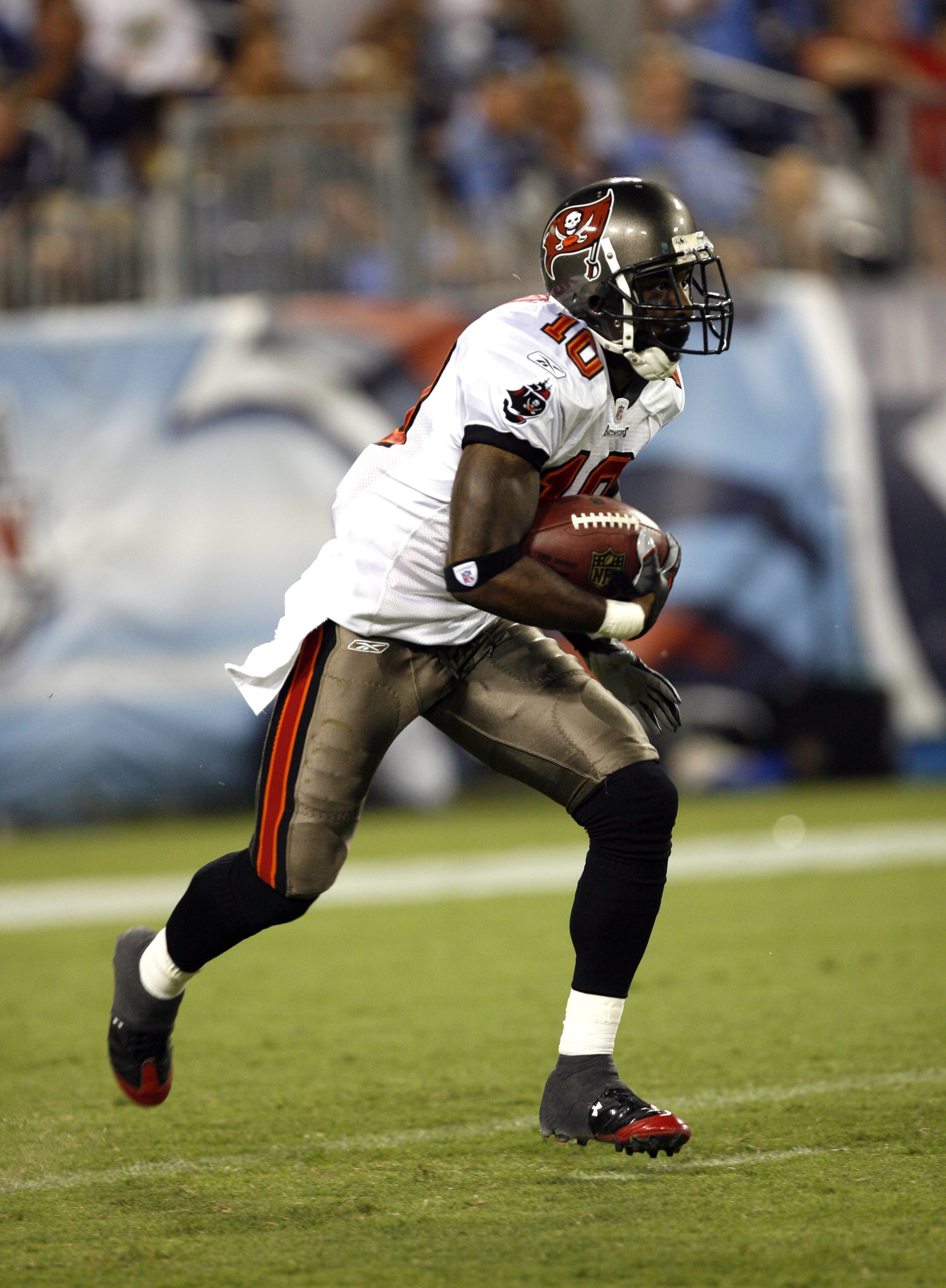 NASHVILLE, TN - AUGUST 15: Dexter Jackson #10 of the Tampa Bay Buccaneers runs back a kickoff against the Tennessee Titans during a preseason NFL game at LP Field on August 15, 2009 in Nashville, Tennessee. The Titans beat the Buccaneers 27-20. (Photo by 