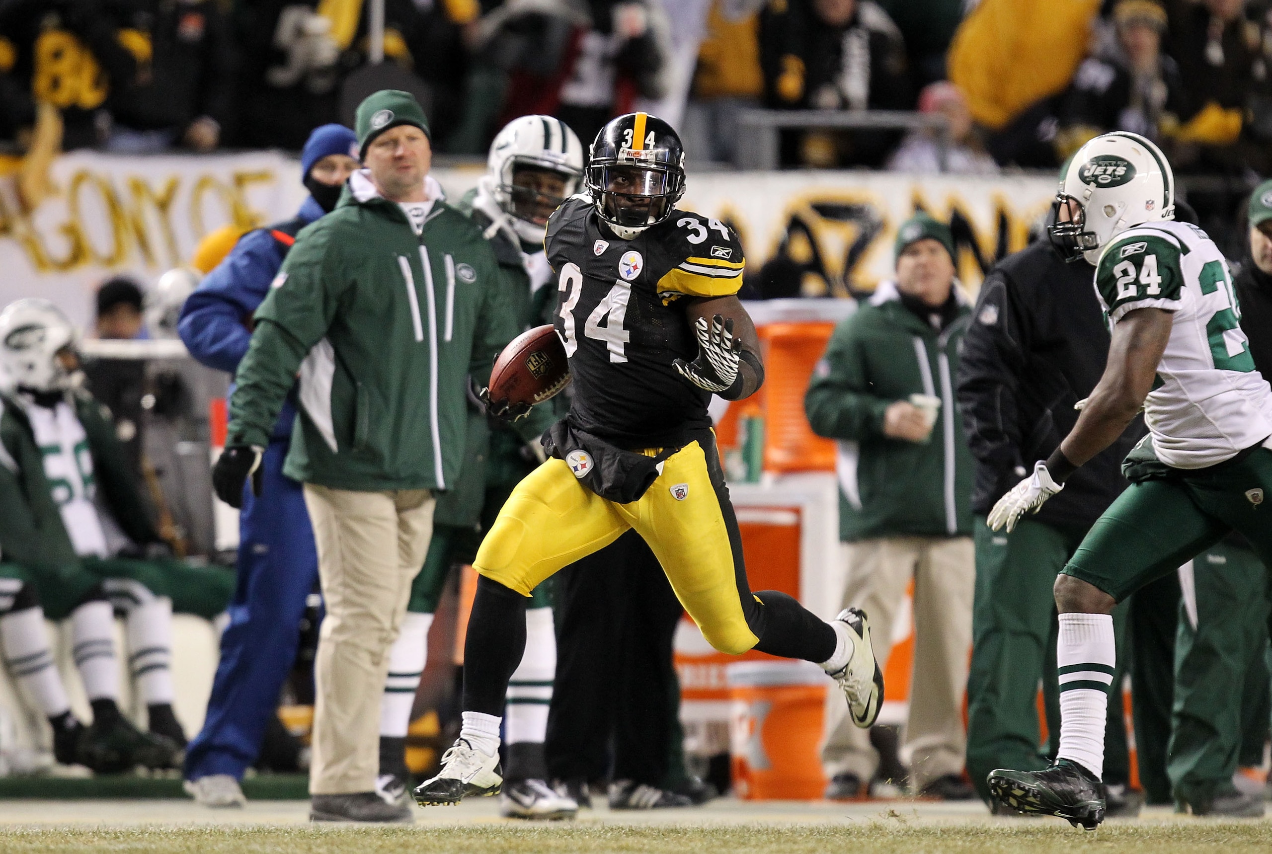 PITTSBURGH, PA - JANUARY 23:  Rashard Mendenhall #34 of the Pittsburgh Steelers runs down field against Darrelle Revis #24 of the New York Jets during the 2011 AFC Championship game at Heinz Field on January 23, 2011 in Pittsburgh, Pennsylvania.  (Photo b