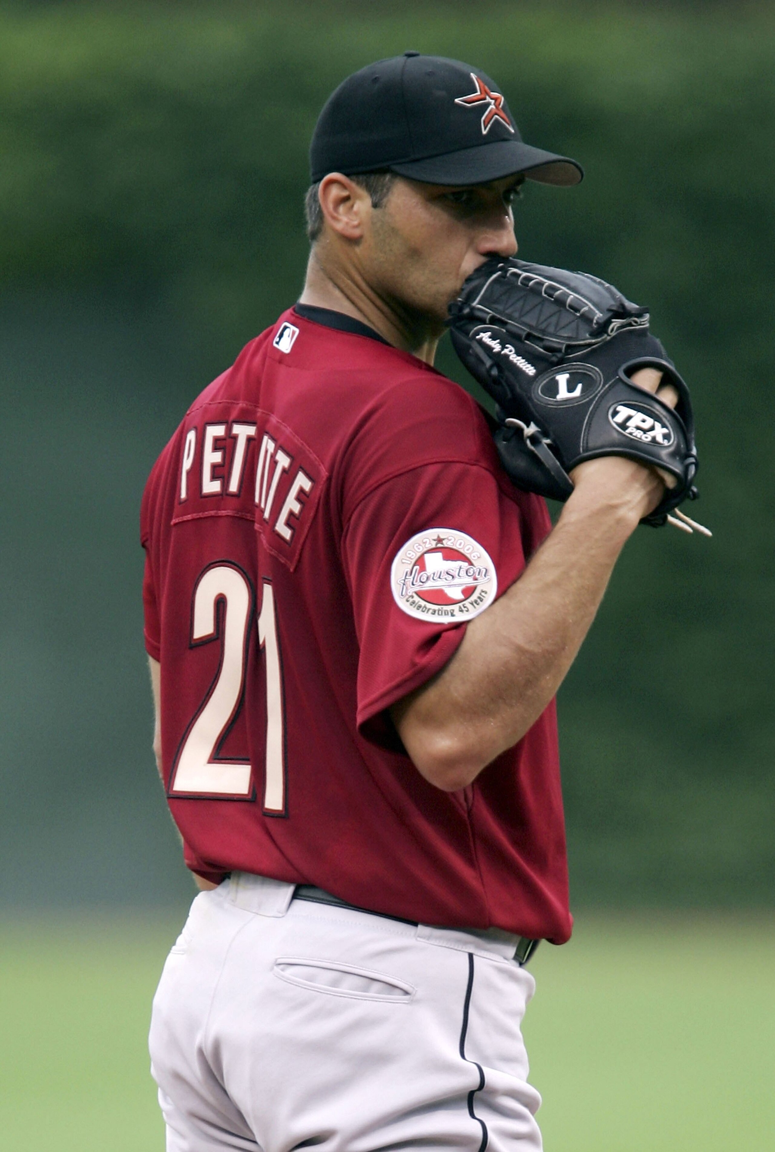 CHICAGO - JULY 20:  Starting pitcher Andy Pettitte #21 of the Houston Astros looks for the signs from catcher Brad Ausmus before pitching against the Chicago Cubs on July 20, 2006 at Wrigley Field in Chicago, Illinois.  (Photo by Jonathan Daniel/Getty Ima
