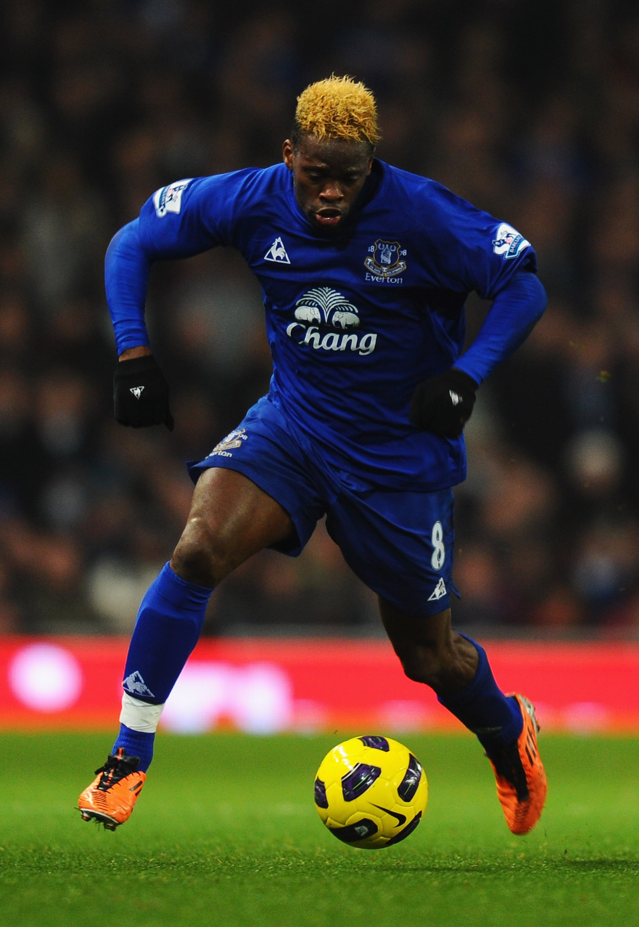 LONDON, ENGLAND - FEBRUARY 01:  Louis Saha of Everton in action during the Barclays Premier League match between Arsenal and Everton at the Emirates Stadium on February 1, 2011 in London, England.  (Photo by Mike Hewitt/Getty Images)