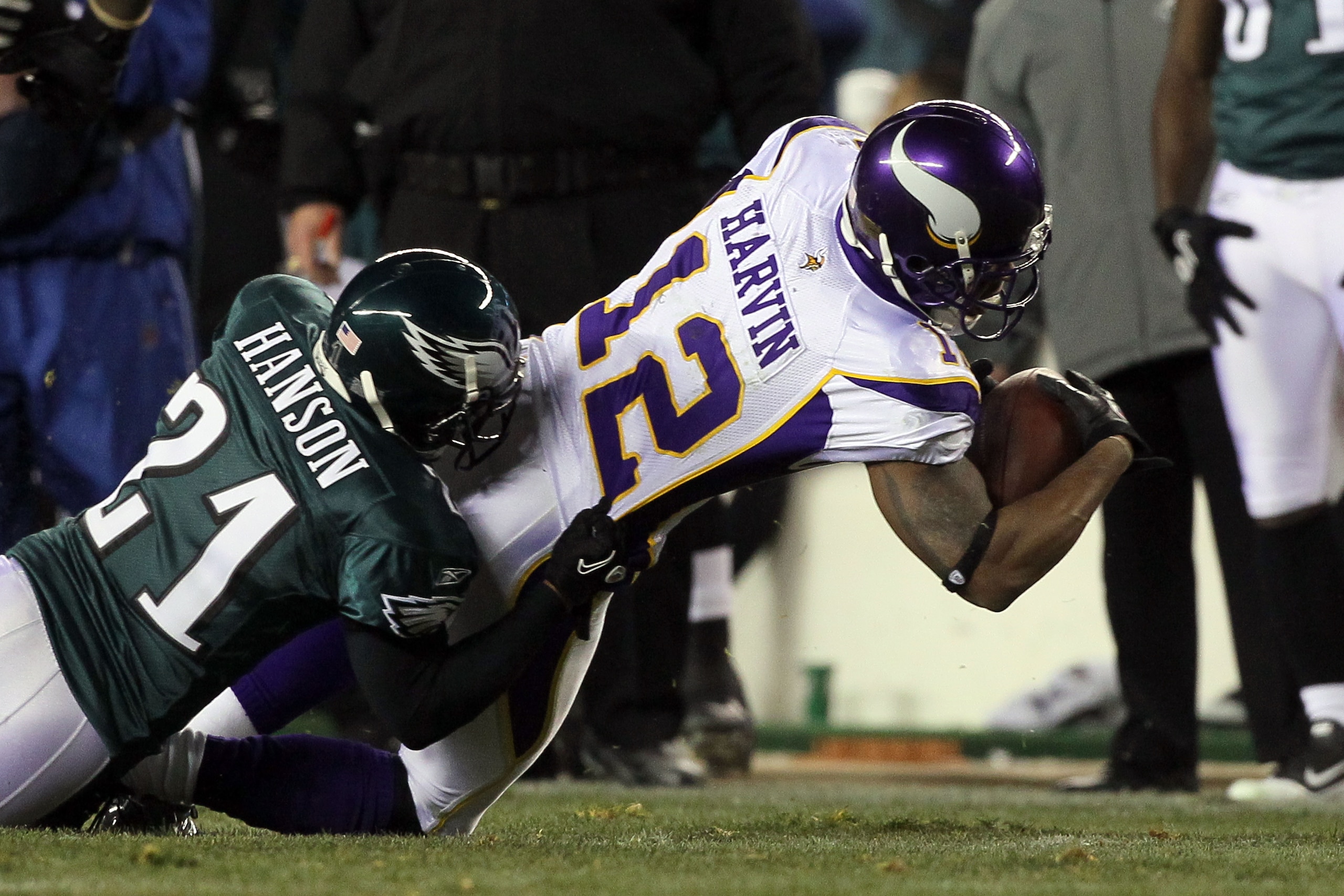 PHILADELPHIA, PA - DECEMBER 28:  Percy Harvin #12 of the Minnesota Vikings in action against Joselio Hanson #21 of the Philadelphia Eagles at Lincoln Financial Field on December 28, 2010 in Philadelphia, Pennsylvania.  (Photo by Jim McIsaac/Getty Images)