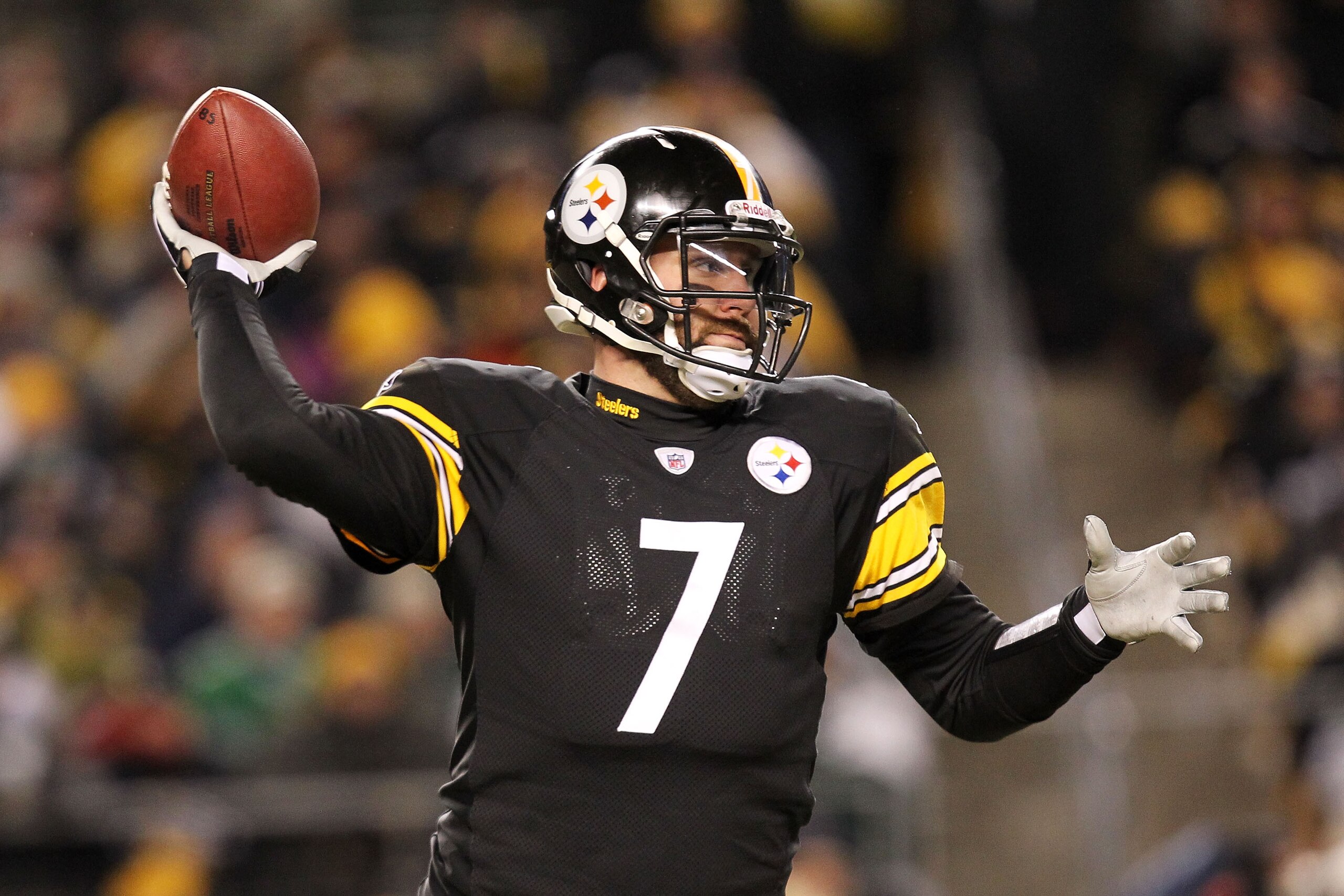 PITTSBURGH, PA - JANUARY 23:  Ben Roethlisberger #7 of the Pittsburgh Steelers drops back against the New York Jets during the 2011 AFC Championship game at Heinz Field on January 23, 2011 in Pittsburgh, Pennsylvania. The Pittsburgh Steelers defeated the