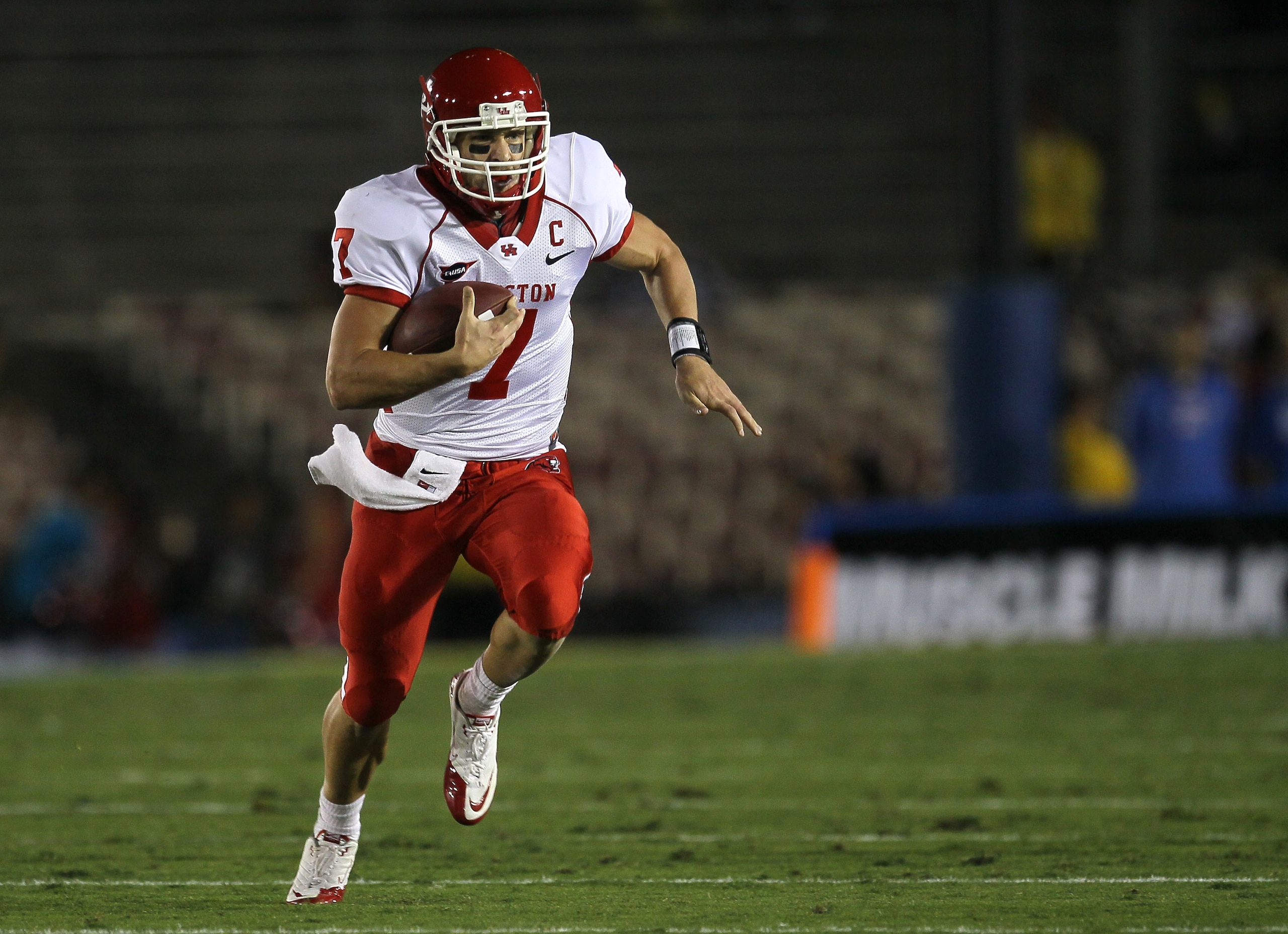 PASADENA, CA - SEPTEMBER 18:  Quarterback Case Keenum #7 of the Houston Cougars scrambles for 45 yards against the UCLA Bruins in the second quarter at the Rose Bowl on September 18, 2010 in Pasadena, California.  (Photo by Stephen Dunn/Getty Images)