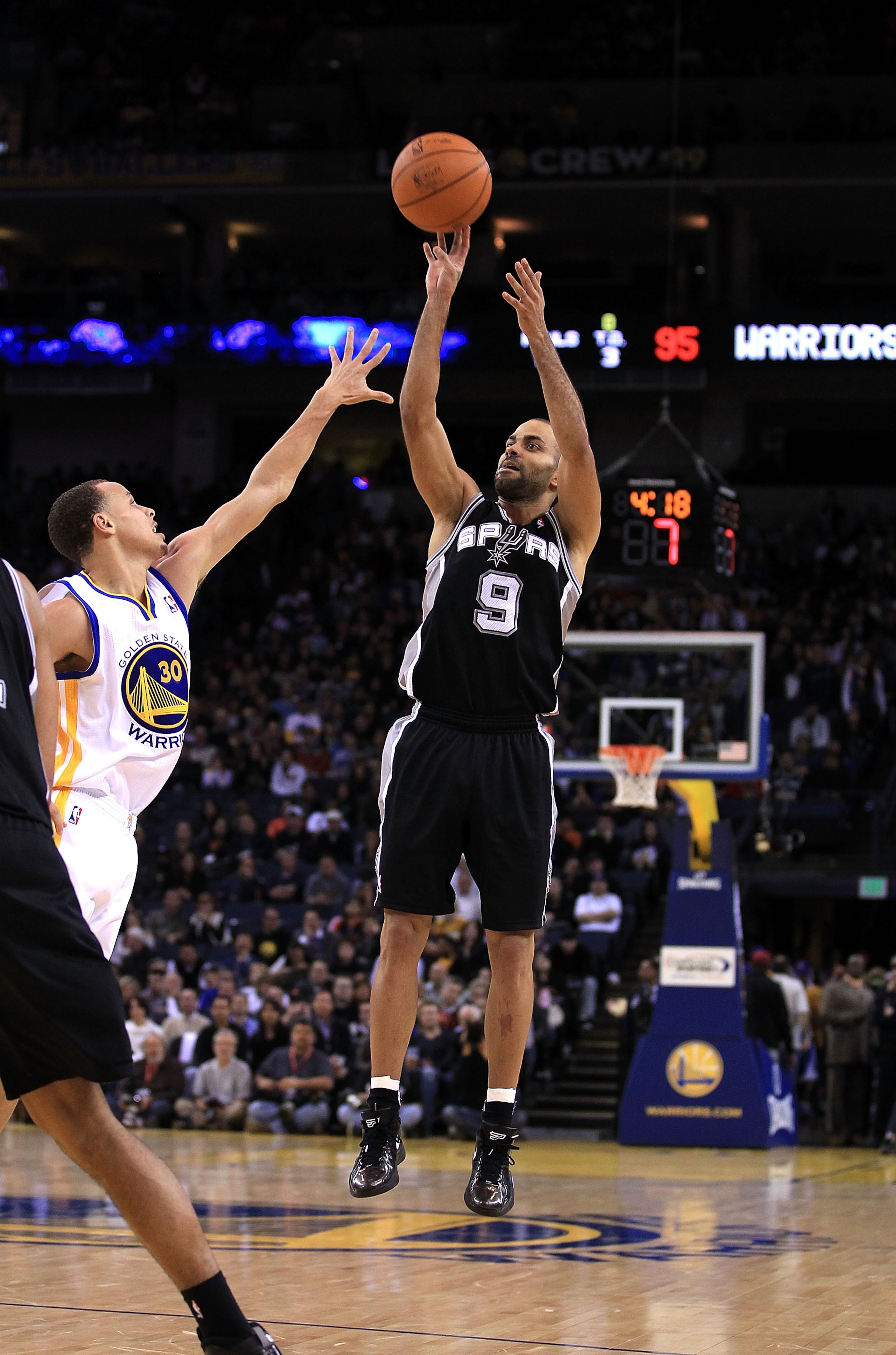 OAKLAND, CA - JANUARY 24:  Tony Parker #9 of the San Antonio Spurs in action against the Golden State Warriors at Oracle Arena on January 24, 2011 in Oakland, California.  NOTE TO USER: User expressly acknowledges and agrees that, by downloading and or us
