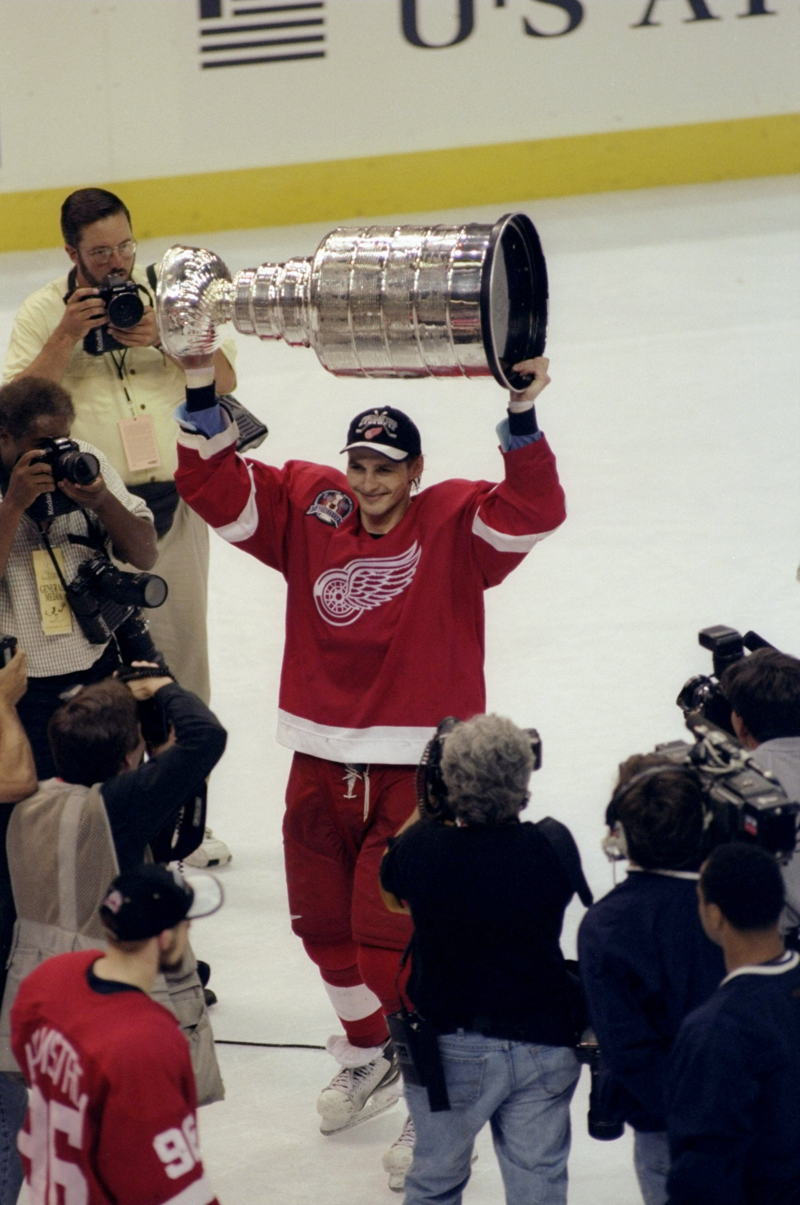 16 Jun 1998:  Sergei Fedorov #91 of the Detroit Red Wings holds up the Stanley Cup during the Stanley Cup Finals game against the Washington Capitals at the MCI Center in Washington, D. C.. The Red Wings defeated the Capitals 4-1. Mandatory Credit: Craig
