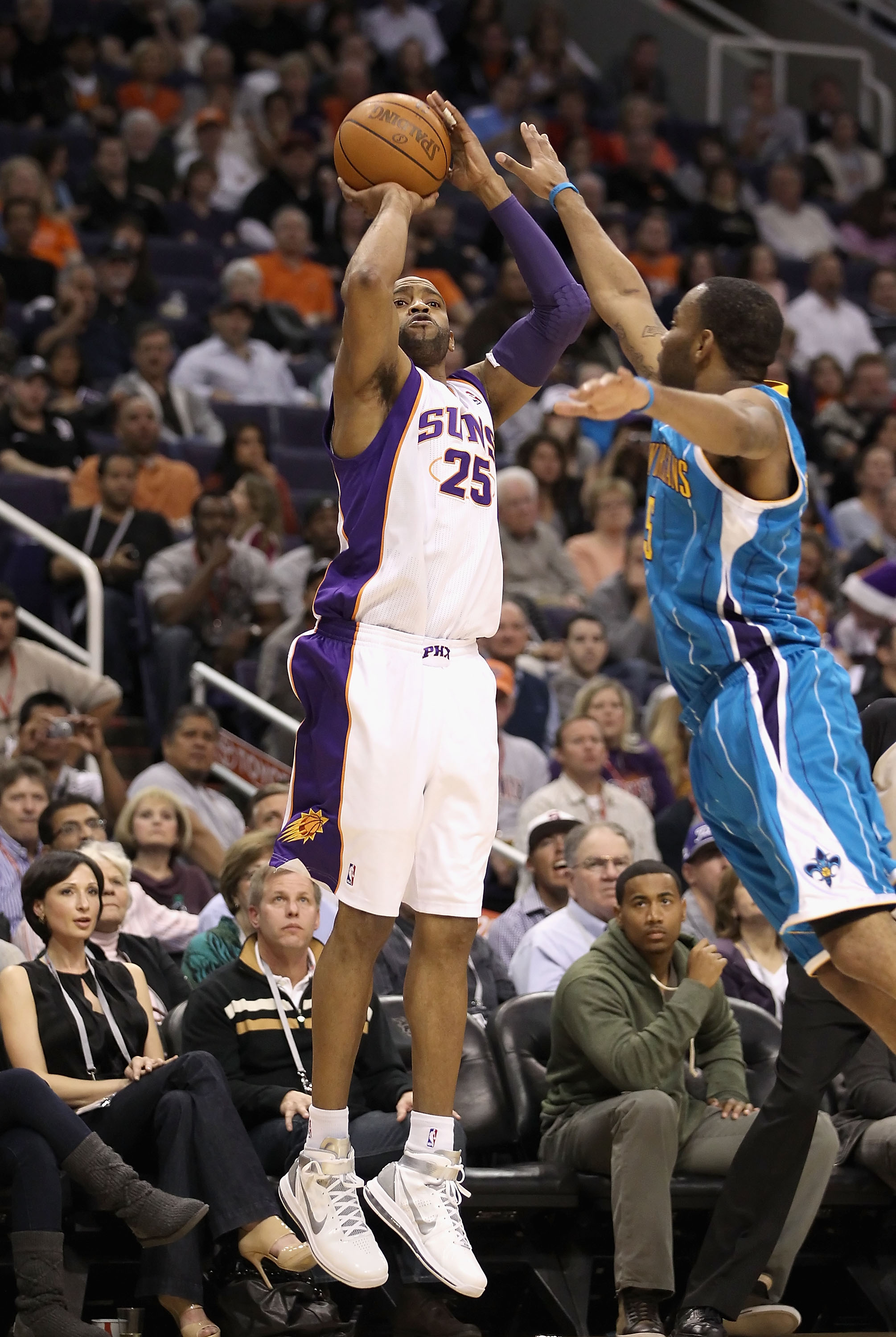 PHOENIX, AZ - JANUARY 30:  Vince Carter #25 of the Phoenix Suns attempts a three point shot over Marcus Thornton #5 of the New Orleans Hornets during the NBA game at US Airways Center on January 30, 2011 in Phoenix, Arizona. The Suns defeated the Hornets