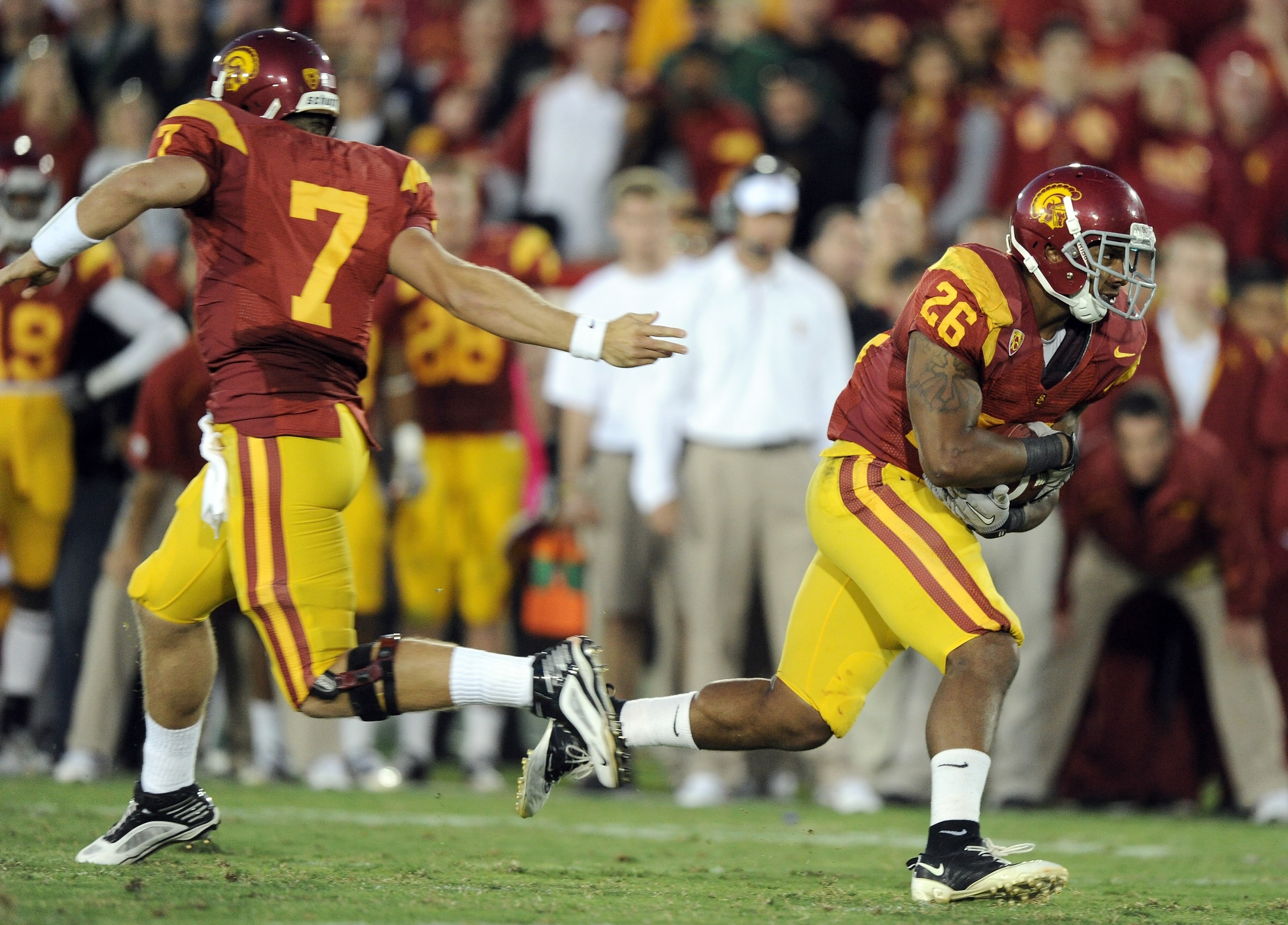 LOS ANGELES, CA - OCTOBER 30:  Marc Tyler #26 of the USC Trojans takes a handoff from Matt Barkley #7 against the Oregon Ducks at Los Angeles Memorial Coliseum on October 30, 2010 in Los Angeles, California.  (Photo by Harry How/Getty Images)