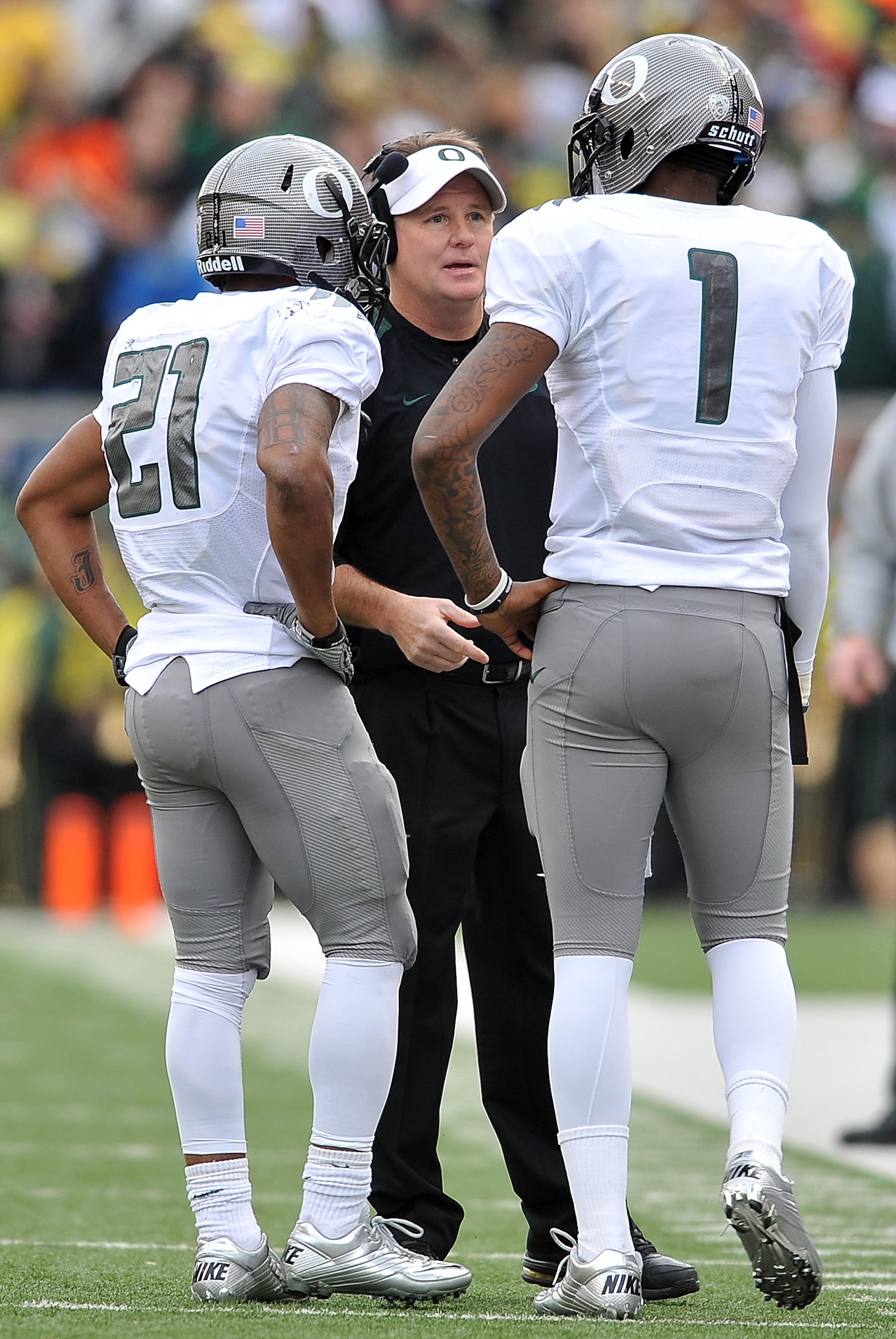 CORVALLIS, OR - DECEMBER 4: Head coach Chip Kelly speaks with quarterback Darron Thomas #1 and running back LaMichael James #21 of the Oregon Ducksin the second quarter of the game against the the Oregon State Beavers at Reser Stadium on December 4, 2010