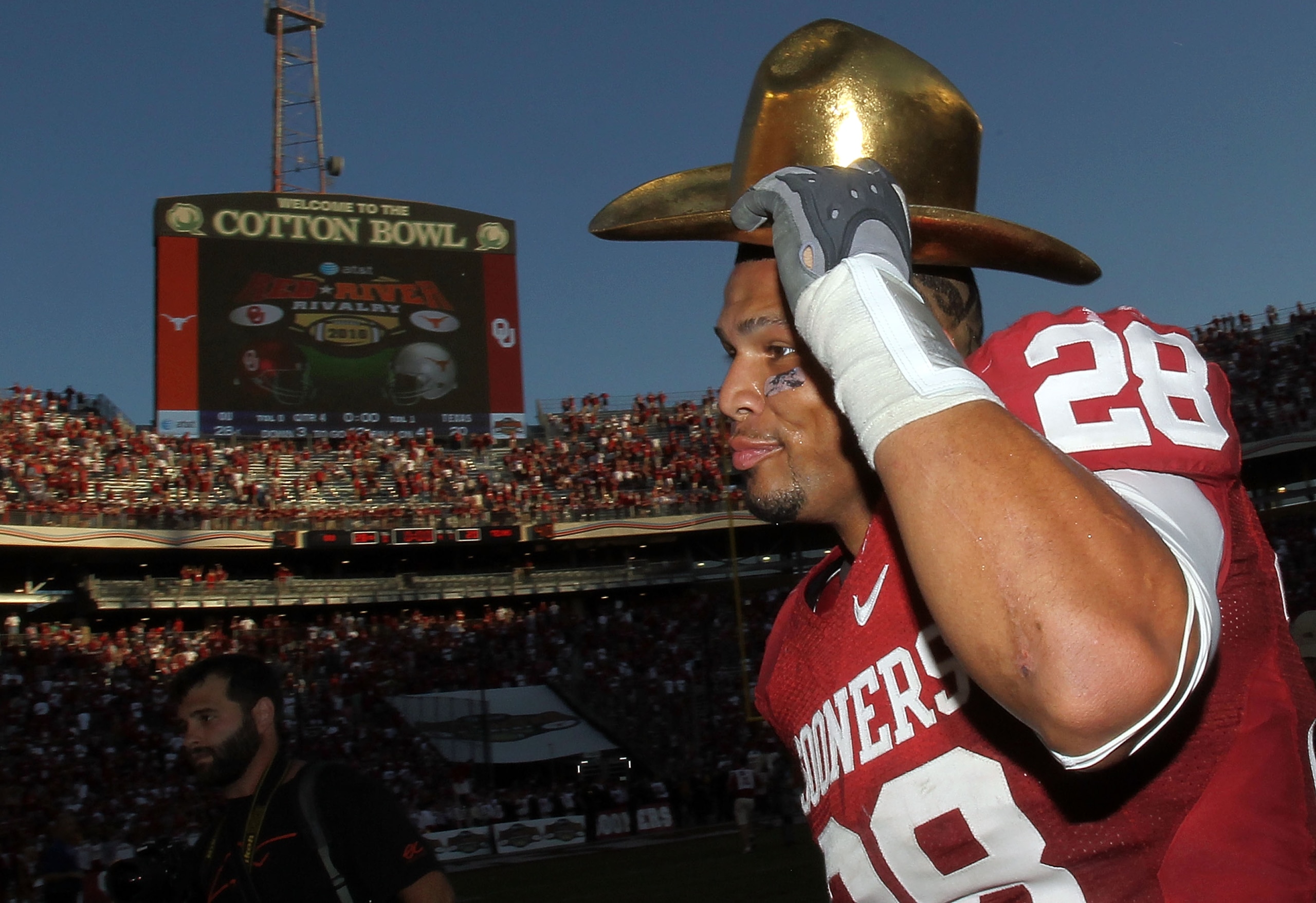 DALLAS - OCTOBER 02:  Linebacker Travis Lewis #28 of the Oklahoma Sooners wears the Golden Hat trophy after a 28-20 win against the Texas Longhorns at the Cotton Bowl on October 2, 2010 in Dallas, Texas.  (Photo by Ronald Martinez/Getty Images)