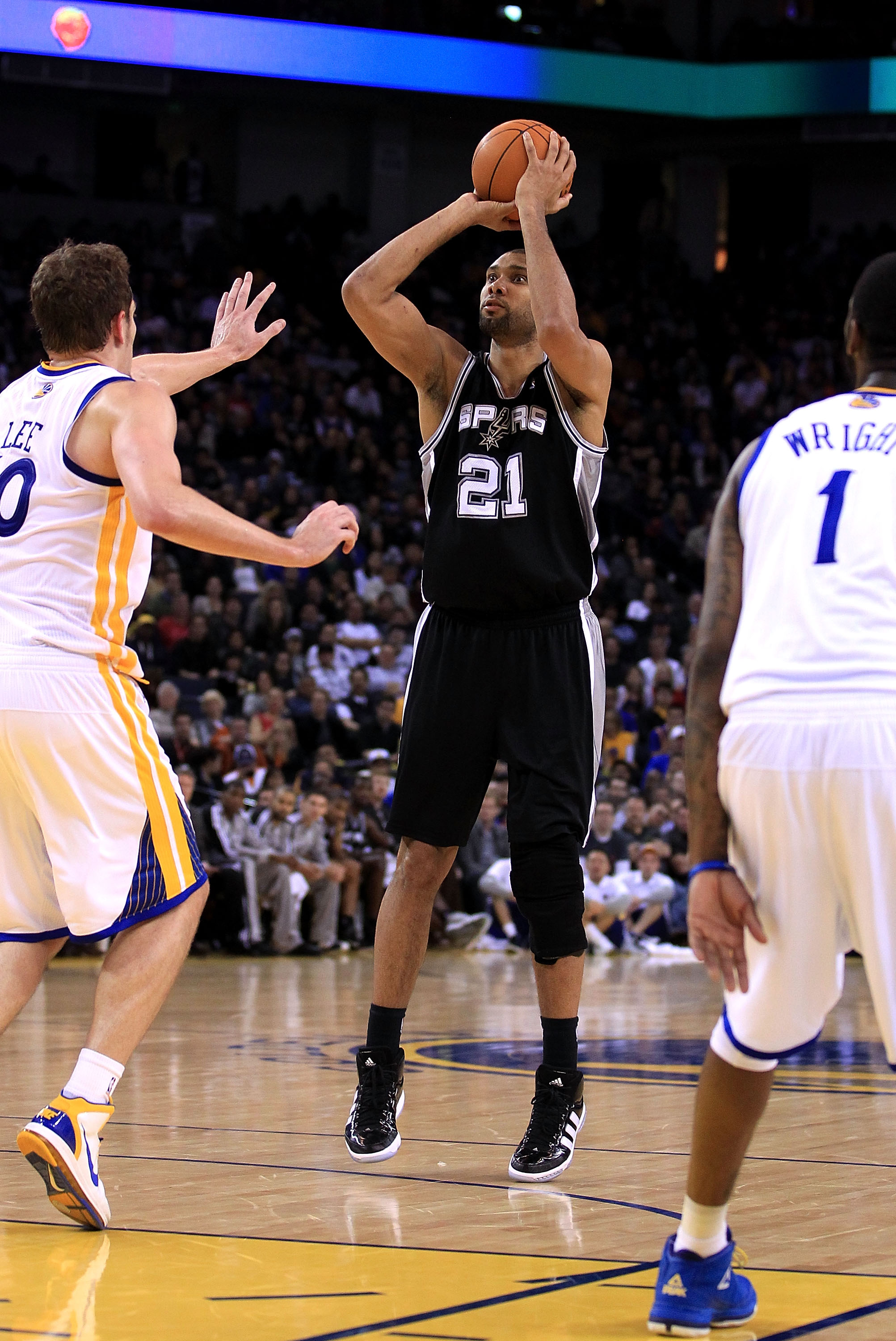 OAKLAND, CA - JANUARY 24:  Tim Duncan #21 of the San Antonio Spurs in action against the Golden State Warriors at Oracle Arena on January 24, 2011 in Oakland, California.  NOTE TO USER: User expressly acknowledges and agrees that, by downloading and or us