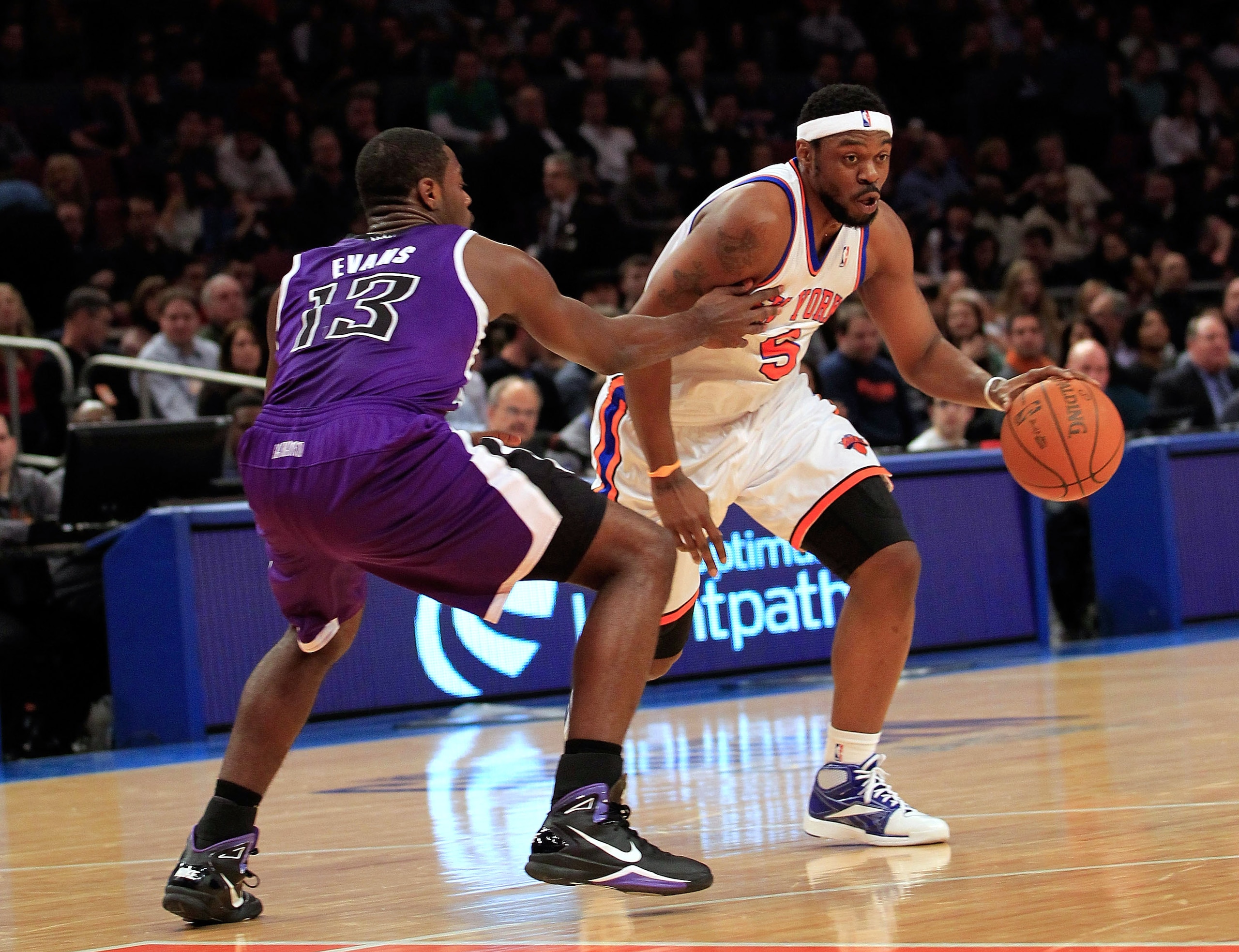 NEW YORK, NY - JANUARY 14: Bill Walker #5 of the New York Knicks drives against Tyreke Evans #13 of the Sacramento Kings at Madison Square Garden on January 14, 2011 in New York City. NOTE TO USER: User expressly acknowledges and agrees that, by downloadi NEW YORK, NY - JANUARY 14: Bill Walker #5 of the New York Knicks drives against Tyreke Evans #13 of the Sacramento Kings at Madison Square Garden on January 14, 2011 in New York City. NOTE TO USER: User expressly acknowledges and agrees that, by downloadi