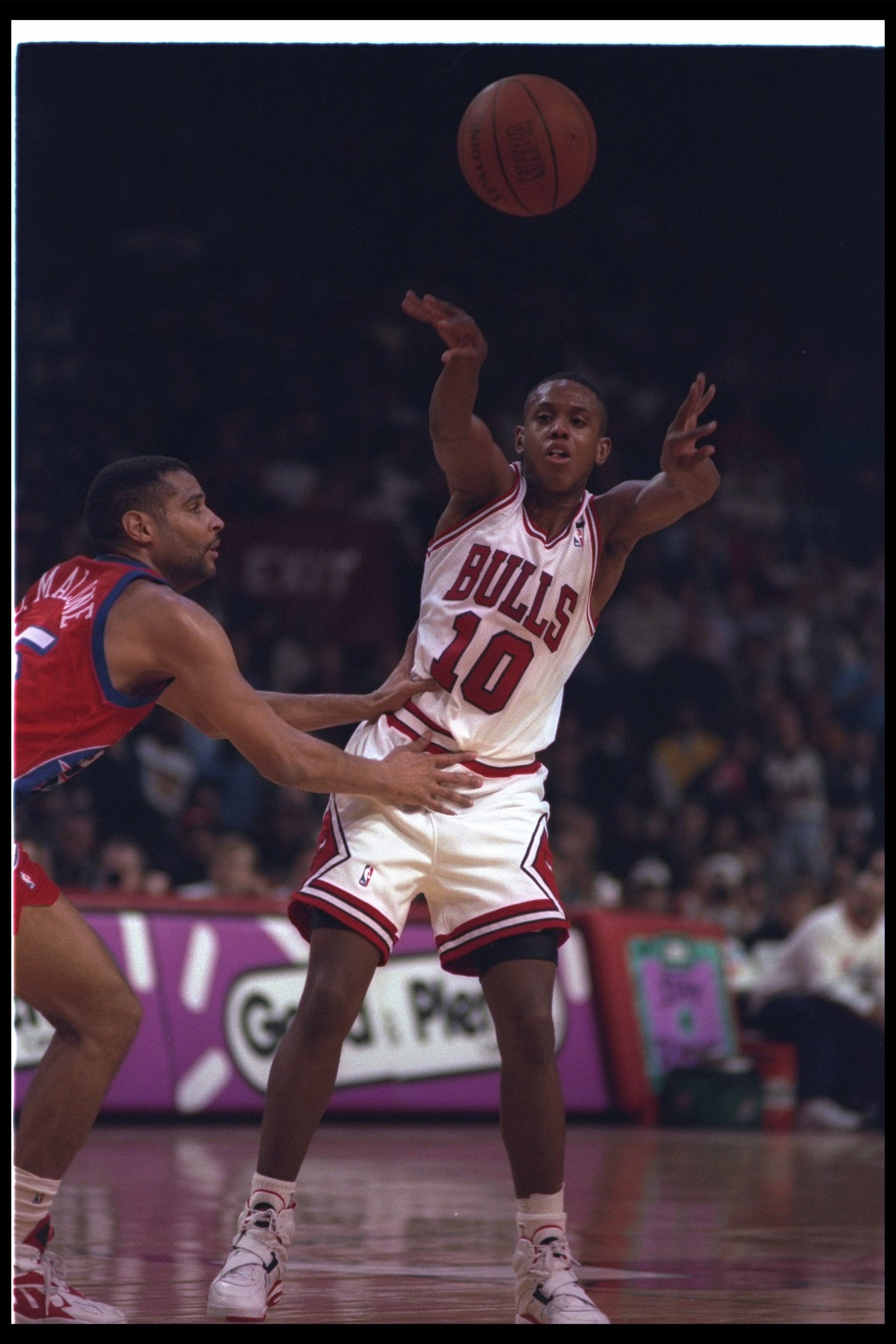29 Mar 1994:  Guard B. J. Armstrong of the Chicago Bulls (right) passes the ball during a game against the Philadelphia 76ers at the United Center in Chicago, Illinois.  The Bulls won the game, 106-103. Mandatory Credit: Jonathan Daniel  /Allsport