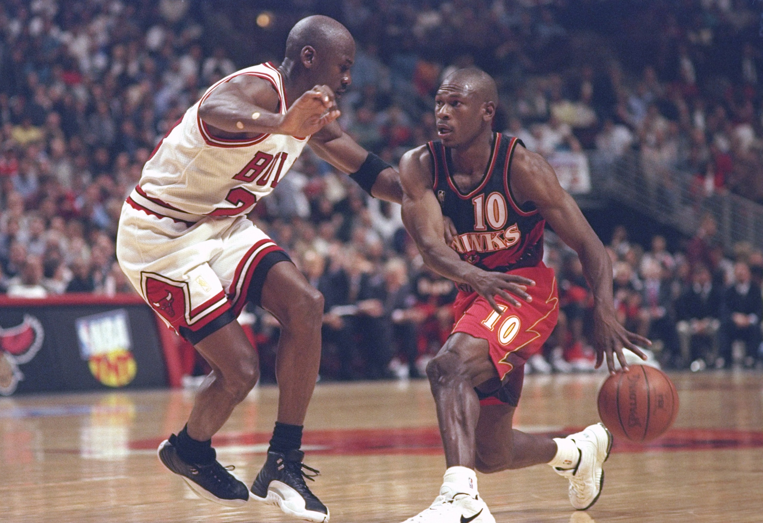8 May 1997:  Guard Mookie Blaylock of the Atlanta Hawks tries to fend off guard Michael Jordan of the Chicago Bulls during a playoff game at the United Center in Chicago, Illinois.  The Hawks won the game 103-95. Mandatory Credit: Jonathan Daniel  /Allspo