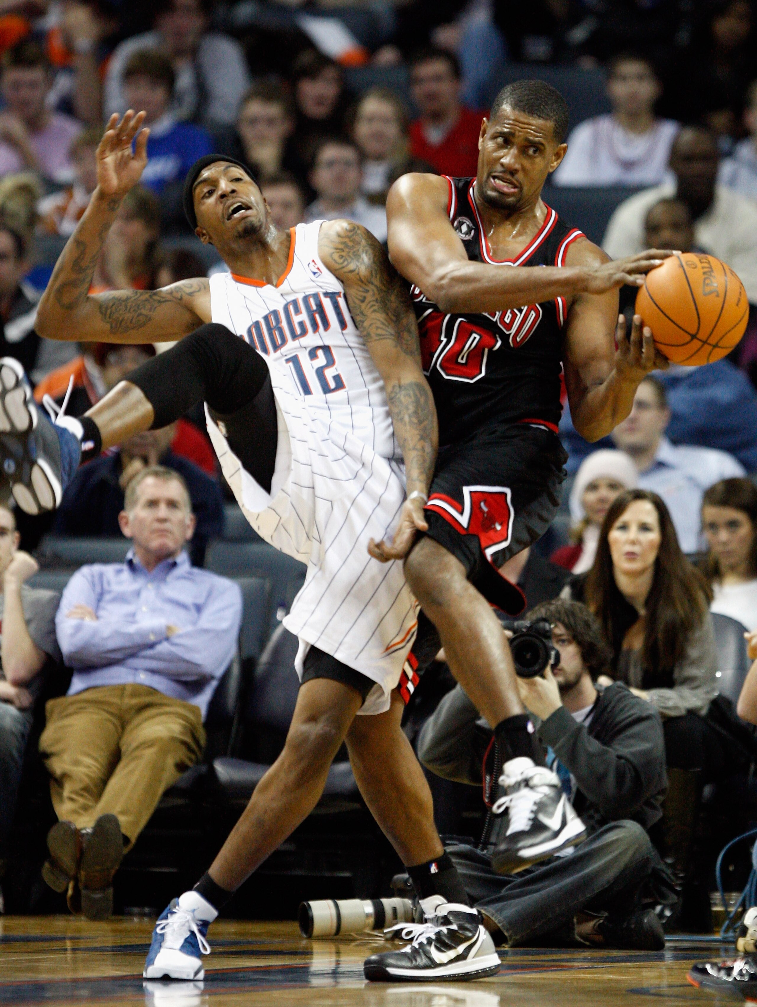 CHARLOTTE, NC - JANUARY 12:  Kurt Thomas #40 of the Chicago Bulls battles for a loose ball with Tyrus Thomas #12 of the Charlotte Bobcats during their game at Time Warner Cable Arena on January 12, 2011 in Charlotte, North Carolina. NOTE TO USER: User exp