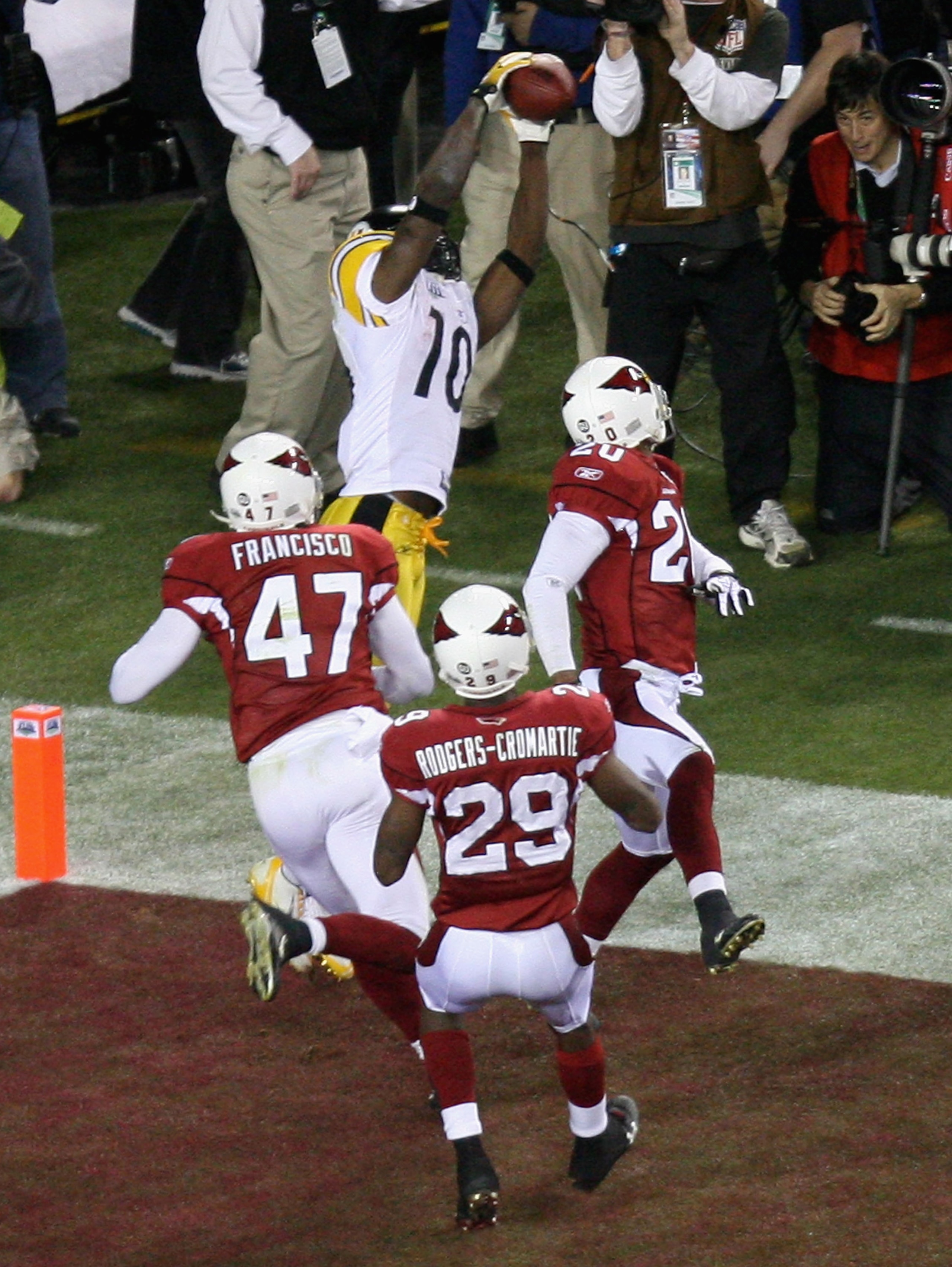 TAMPA, FL - FEBRUARY 01:  Santonio Holmes #10 of the Pittsburgh Steelers catches a touchdown in fourth quarter against Aaron Francisco #47 and Dominique Rodgers-Cromartie #29 of the Arizona Cardinals during Super Bowl XLIII on February 1, 2009 at Raymond 