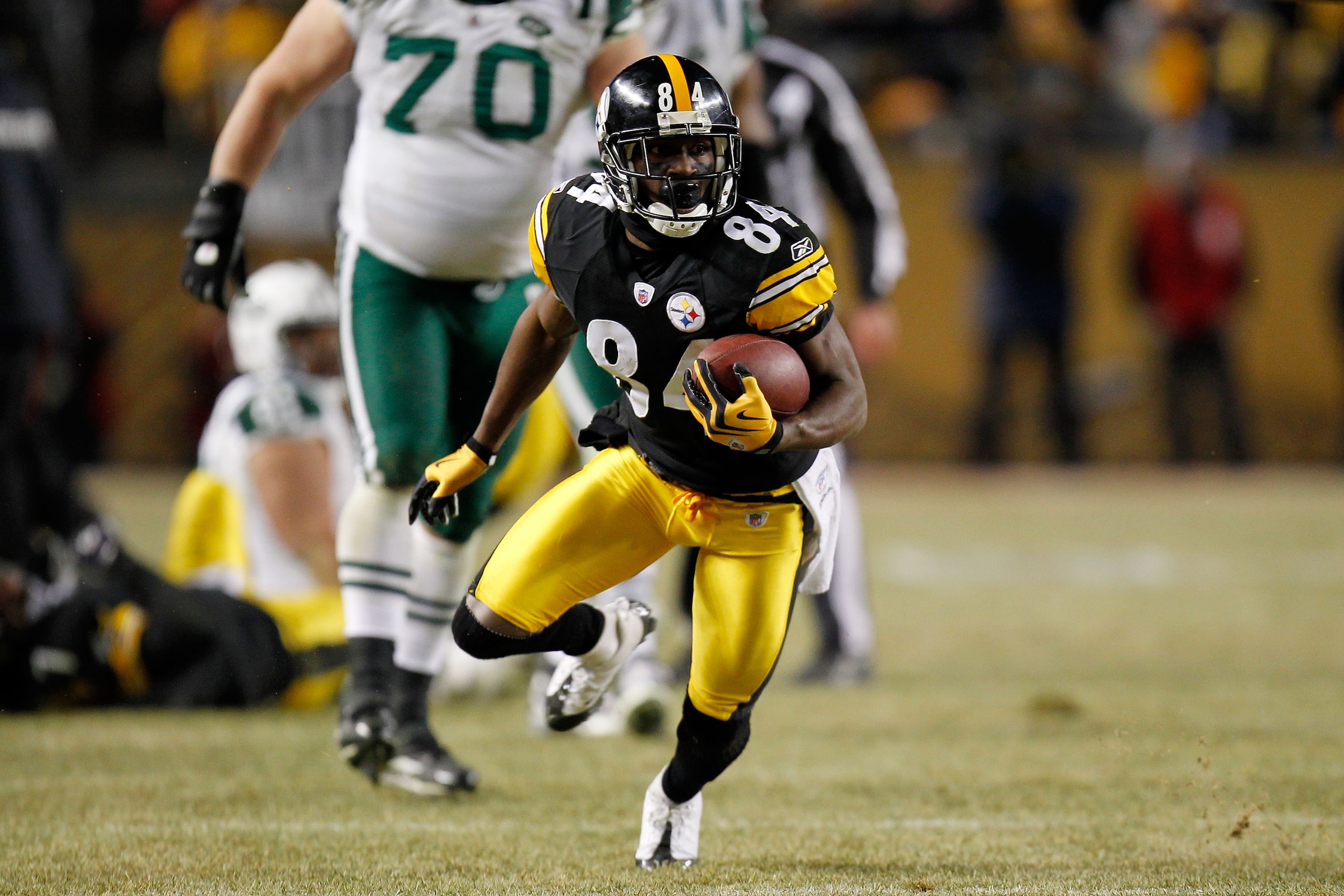 PITTSBURGH, PA - JANUARY 23:  Antonio Brown #84 of the Pittsburgh Steelers runs down field against the New York Jets during the 2011 AFC Championship game at Heinz Field on January 23, 2011 in Pittsburgh, Pennsylvania. The Steelers defeated the Jets 24 to