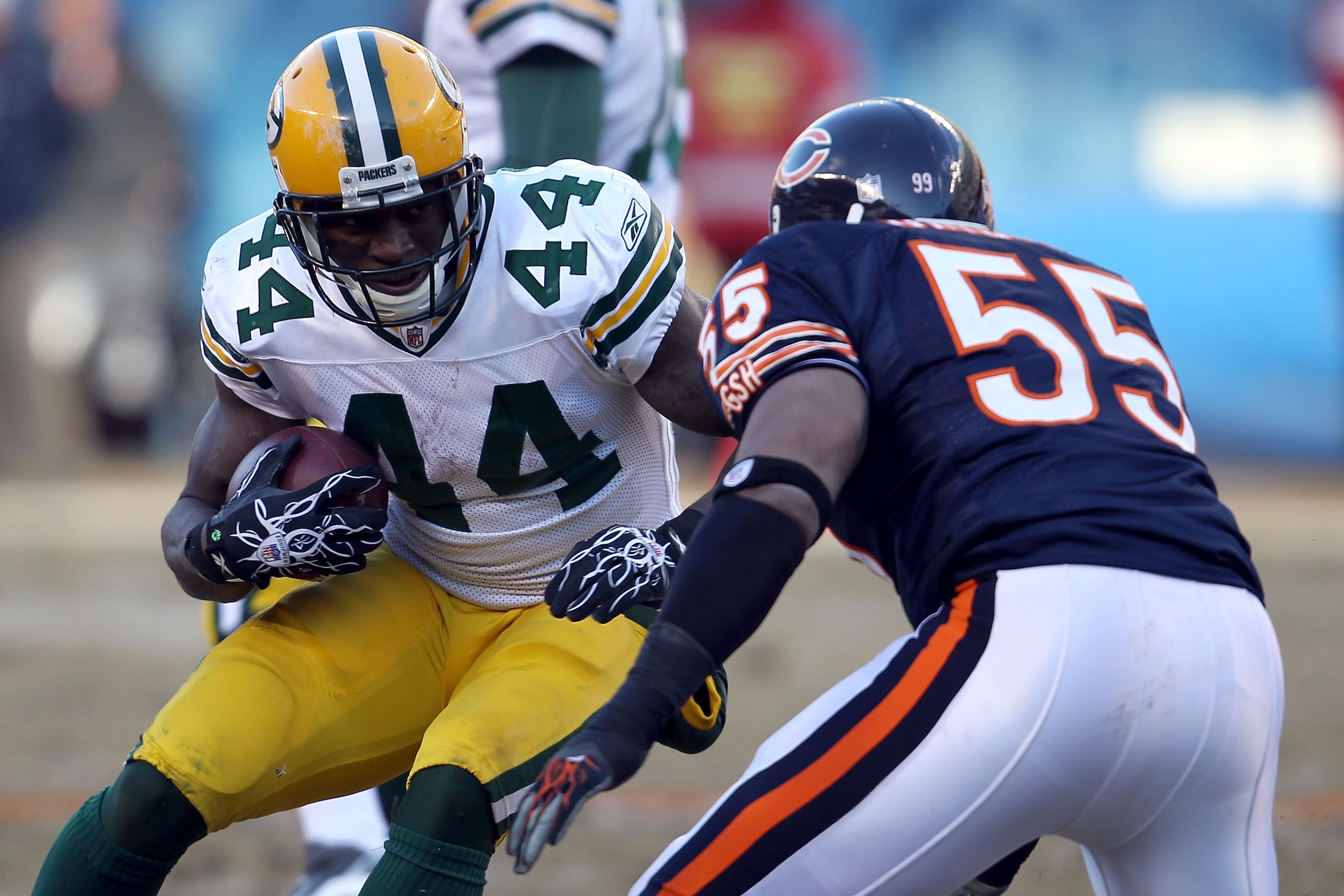 CHICAGO, IL - JANUARY 23:  James Starks #44 of the Green Bay Packers runs the ball as he makes a move on Lance Briggs #55 of the Chicago Bears in the NFC Championship Game at Soldier Field on January 23, 2011 in Chicago, Illinois.  (Photo by Jonathan Dani
