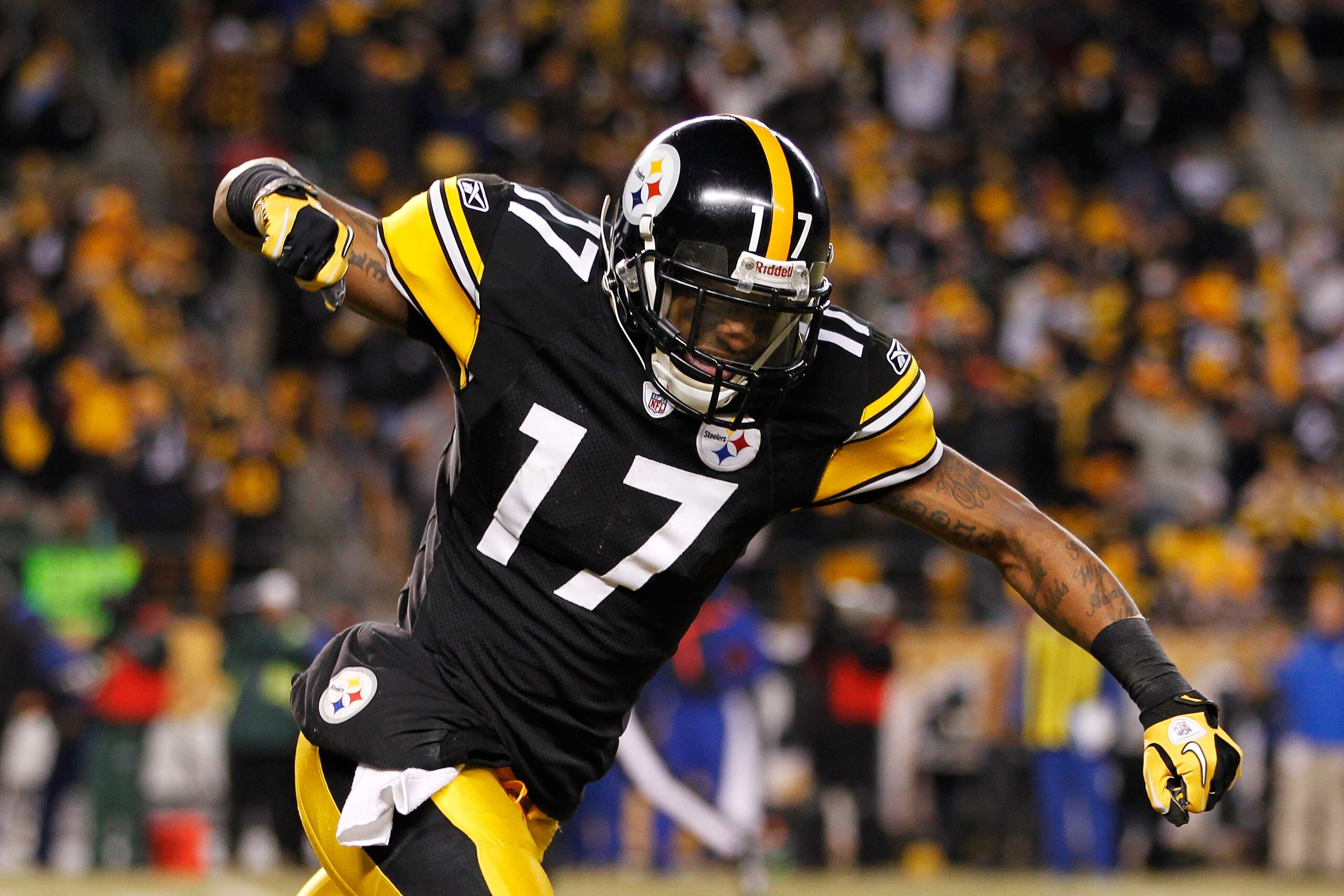 PITTSBURGH, PA - JANUARY 23: Mike Wallace #17 celebrates after Ben Roethlisberger #7 of the Pittsburgh Steelers scored a second quarter touchdown against the New York Jets during the 2011 AFC Championship game at Heinz Field on January 23, 2011 in Pittsbu