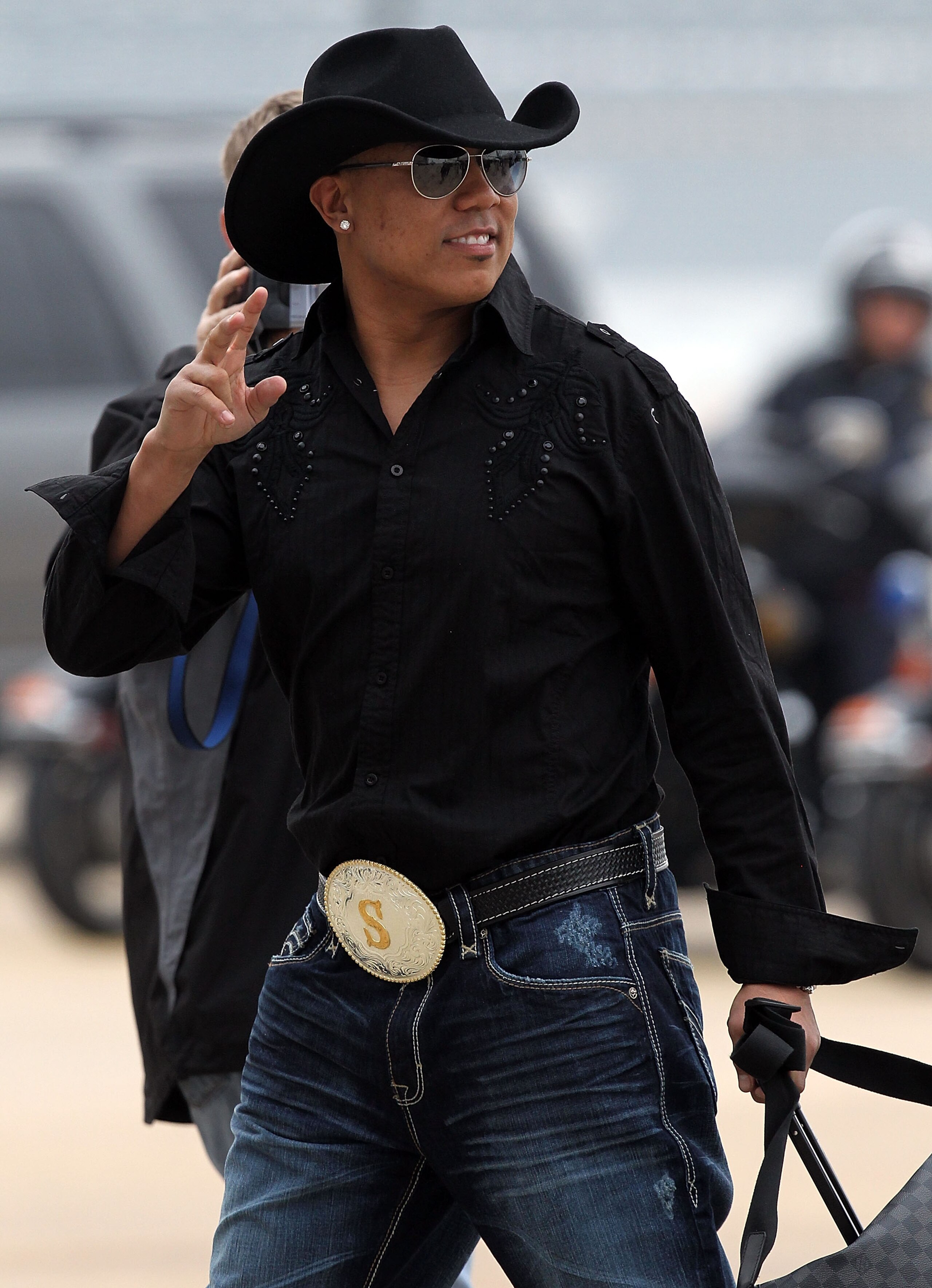 DALLAS, TX - JANUARY 31:  Hines Ward #86 of the Pittsburgh Steelers walks to the team bus after arriving at Dallas Fort Worth International Airport on January 31, 2011 in Dallas, Texas.  The Pittsburgh Steelers will play the Green Bay Packers in Super Bow