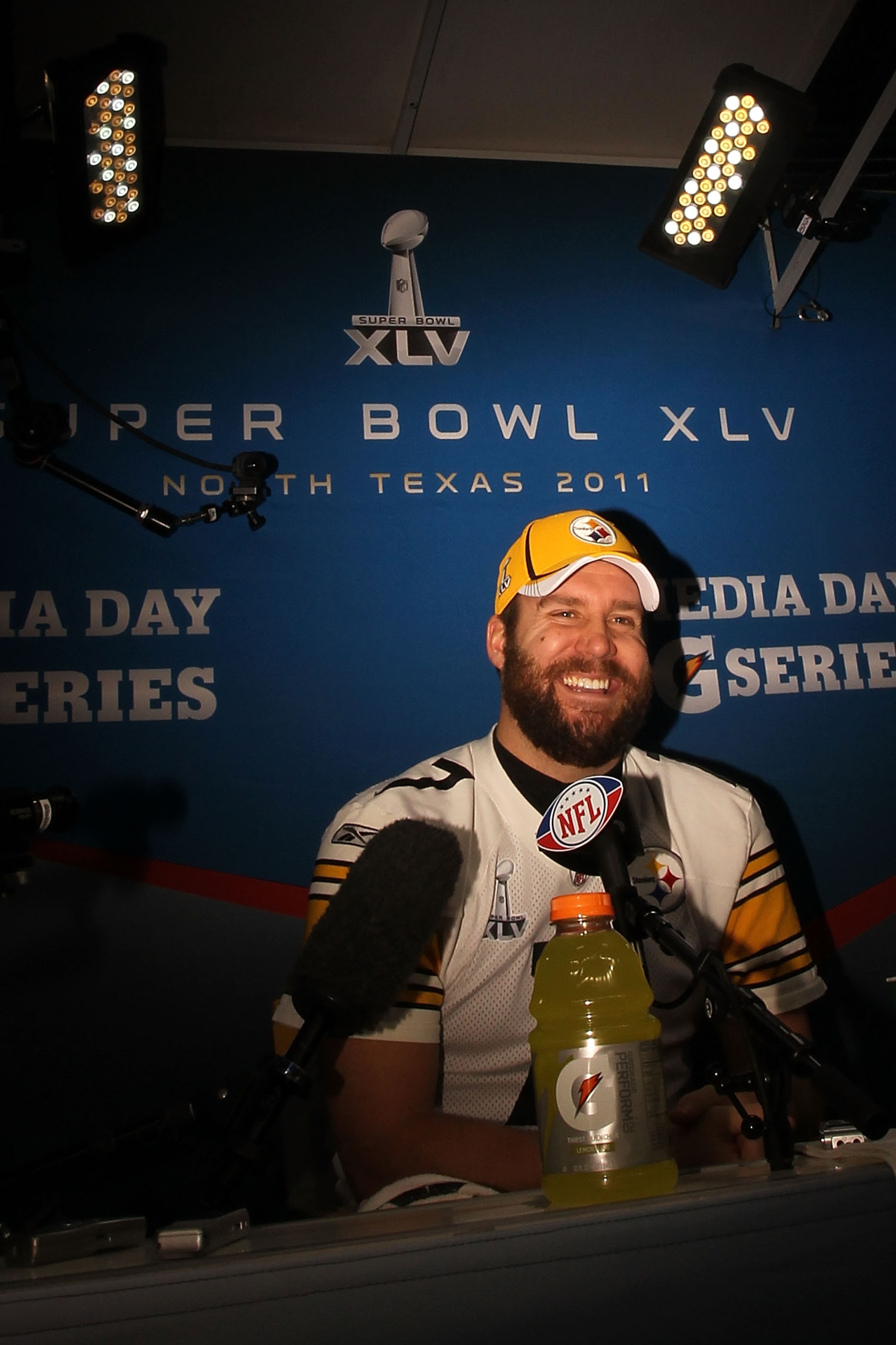 ARLINGTON, TX - FEBRUARY 01: Quarterback Ben Roethlisberger #7 of the Pittsburgh Steelers uses his phone as he is up on the pdium during Super Bowl XLV Media Day ahead of Super Bowl XLV at Cowboys Stadium on February 1, 2011 in Arlington, Texas. The Pitt ARLINGTON, TX - FEBRUARY 01: Quarterback Ben Roethlisberger #7 of the Pittsburgh Steelers uses his phone as he is up on the pdium during Super Bowl XLV Media Day ahead of Super Bowl XLV at Cowboys Stadium on February 1, 2011 in Arlington, Texas. The Pitt