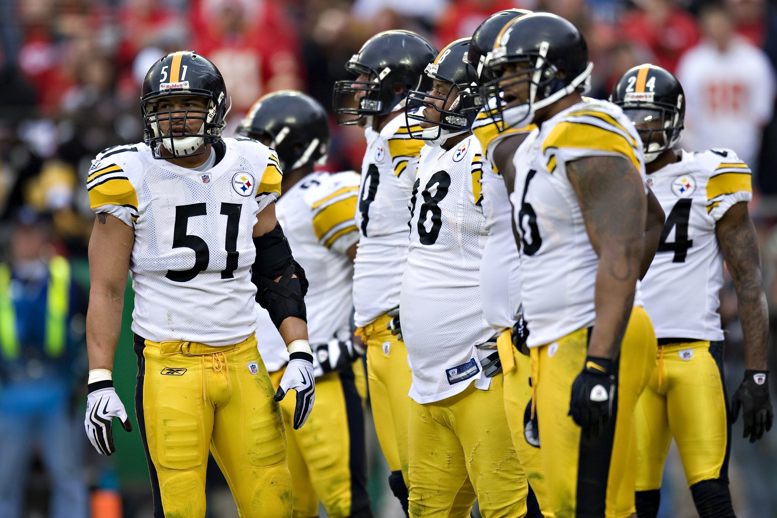 KANSAS CITY, MO - NOVEMBER 22: Linebacker James Farrior #51 of the Pittsburgh Steelers looks to the sidelines for a signal during NFL action against the Kansas City Chiefs at Arrowhead Stadium on November 22, 2009 in Kansas City, Missouri. The Chiefs de KANSAS CITY, MO - NOVEMBER 22: Linebacker James Farrior #51 of the Pittsburgh Steelers looks to the sidelines for a signal during NFL action against the Kansas City Chiefs at Arrowhead Stadium on November 22, 2009 in Kansas City, Missouri. The Chiefs de