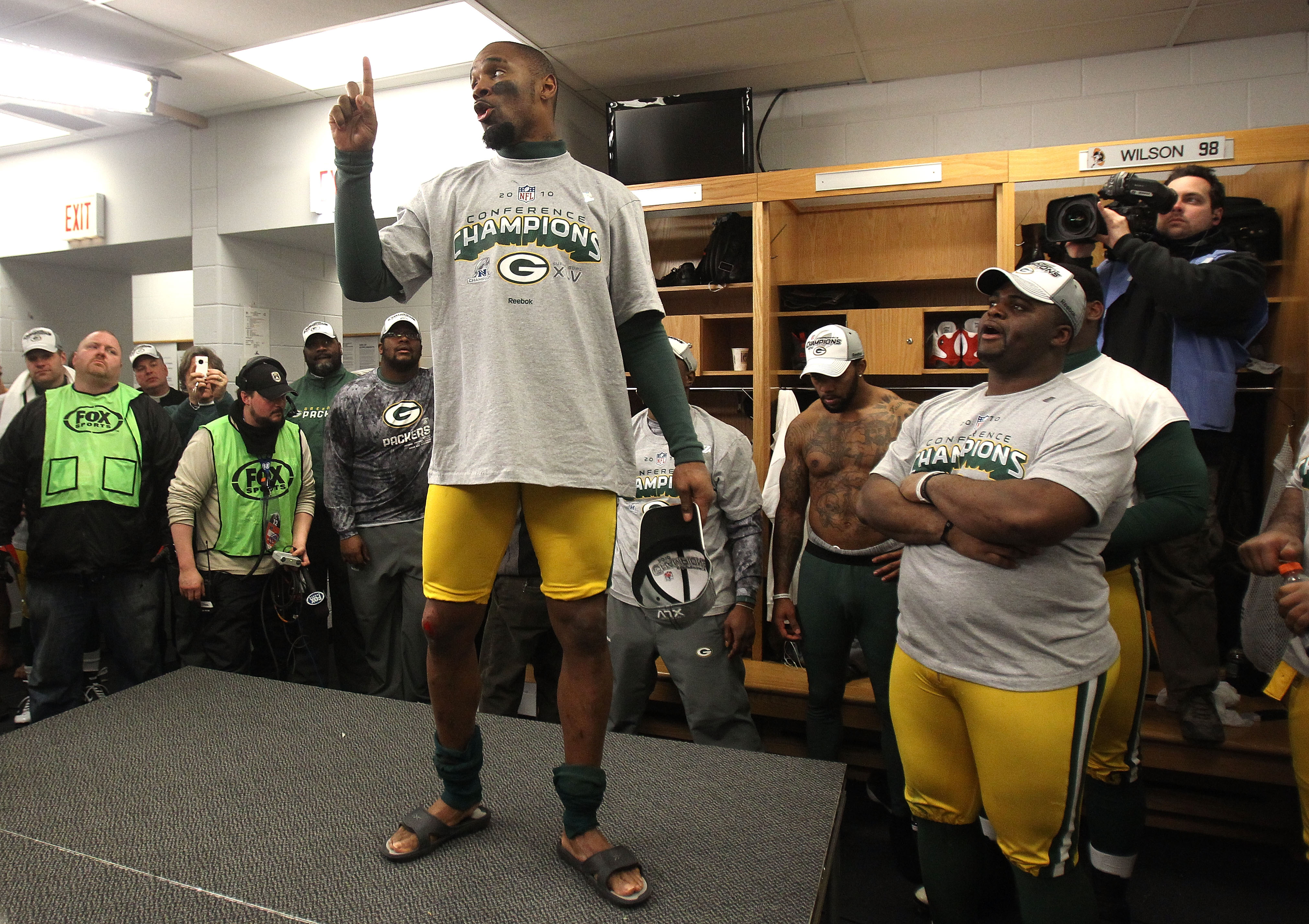 CHICAGO, IL - JANUARY 23: Charles Woodson #21 of the Green Bay Packers talks to his team after the Packers 21-14 victory against the Chicago Bears in the NFC Championship Game at Soldier Field on January 23, 2011 in Chicago, Illinois. (Photo by Jonathan CHICAGO, IL - JANUARY 23: Charles Woodson #21 of the Green Bay Packers talks to his team after the Packers 21-14 victory against the Chicago Bears in the NFC Championship Game at Soldier Field on January 23, 2011 in Chicago, Illinois. (Photo by Jonathan